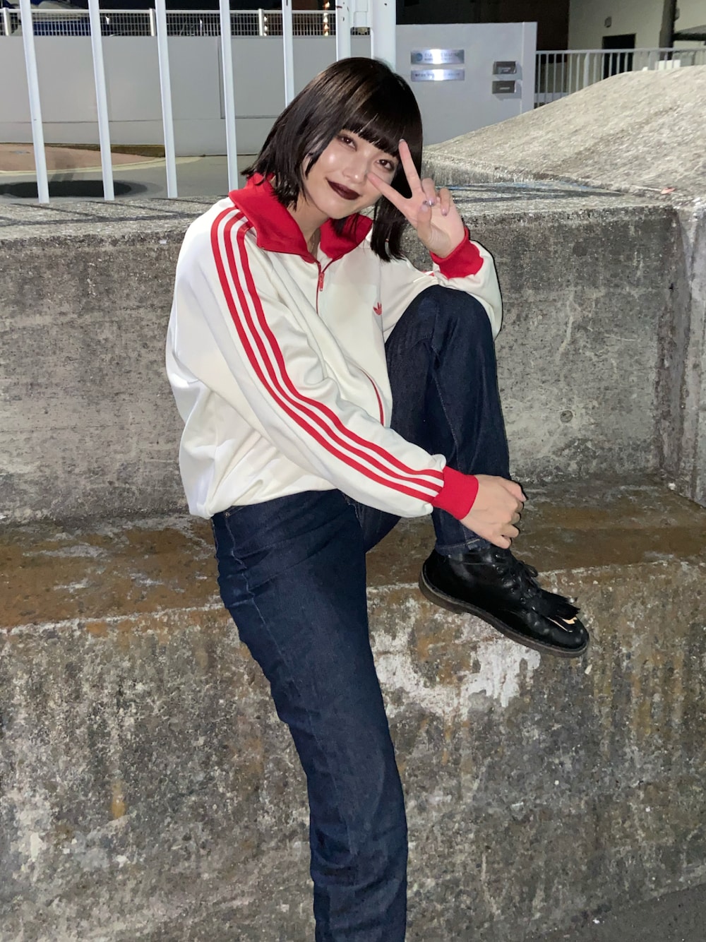 「古着MIX、大人カジュアル、春服コーデ、アディダス、adidas、トラックジャケット、古着、ユニクロ、クラークス、スポーツミックス、アメカジ、アディダスジャージ、ボブ、ボブヘア、ストリート」｜「adidasのアイテム（ジャージ、ホワイト系）」を使った、nanamiさん（レディース・160cm）の春コーディネートの1枚目の写真