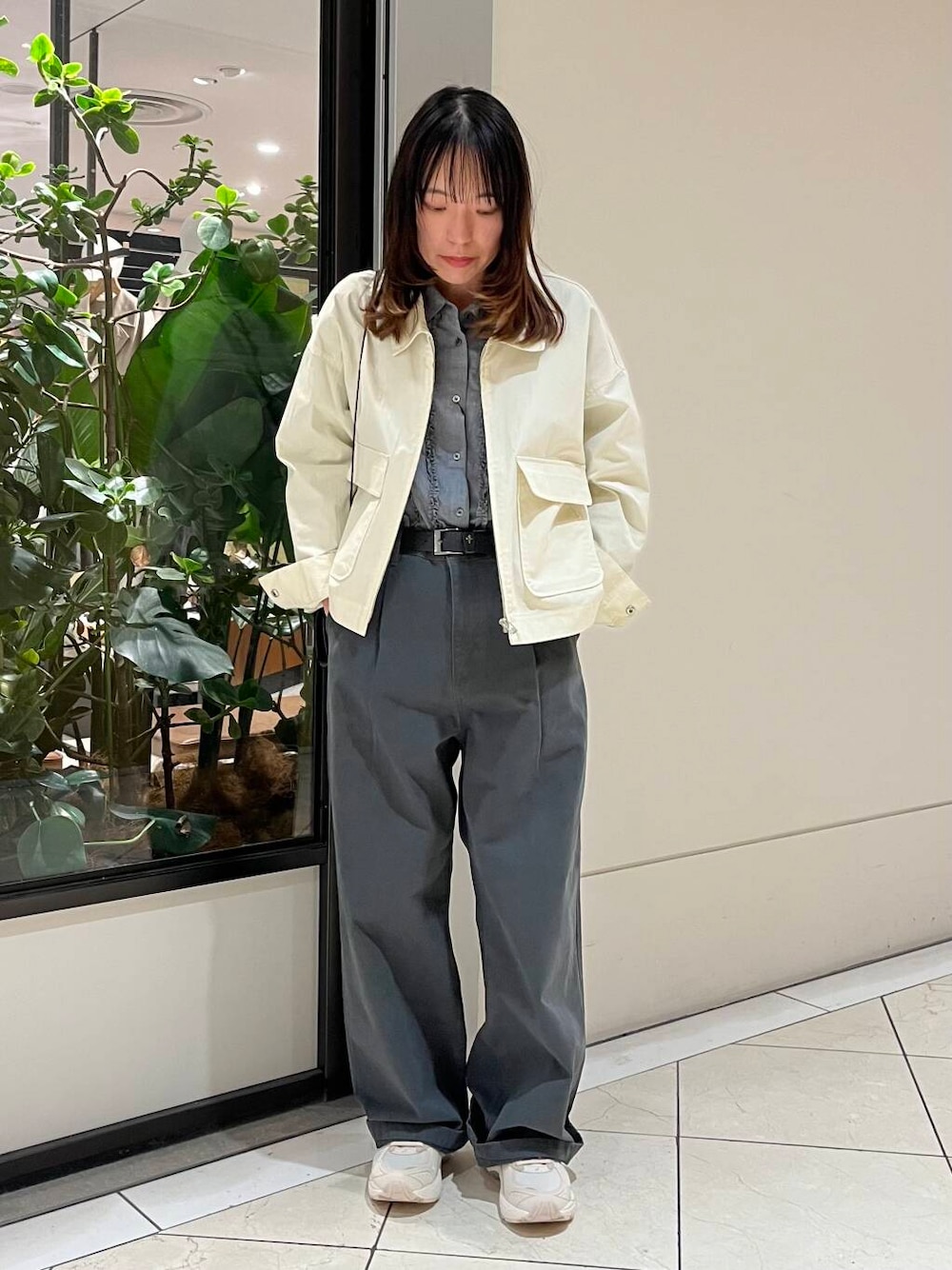 ブラック系のショルダーバッグ、グレー系のその他パンツ、ホワイト系のブルゾンを着用したレディースの春コーディネートの1枚目の写真