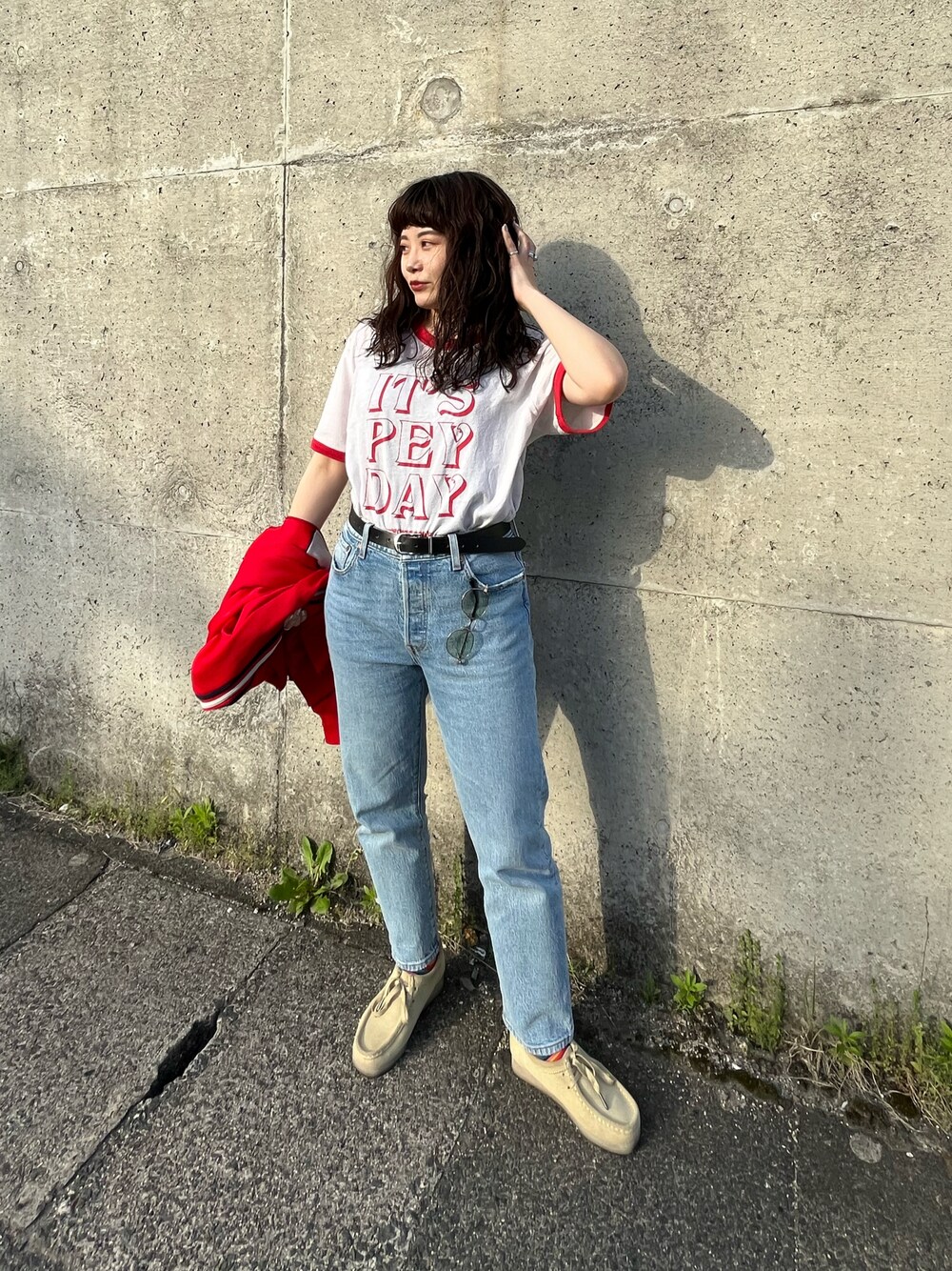 「カジュアルコーデ、低身長コーデ、Tシャツ、デニムコーデ、Levi's、トラックジャケット、clarks、古着MIX、アメカジ、おしゃれさんと繋がりたい」｜「Levi'sのアイテム（デニムパンツ、ブルー系）」を使った、denさん（レディース・153cm）の春コーディネートの1枚目の写真