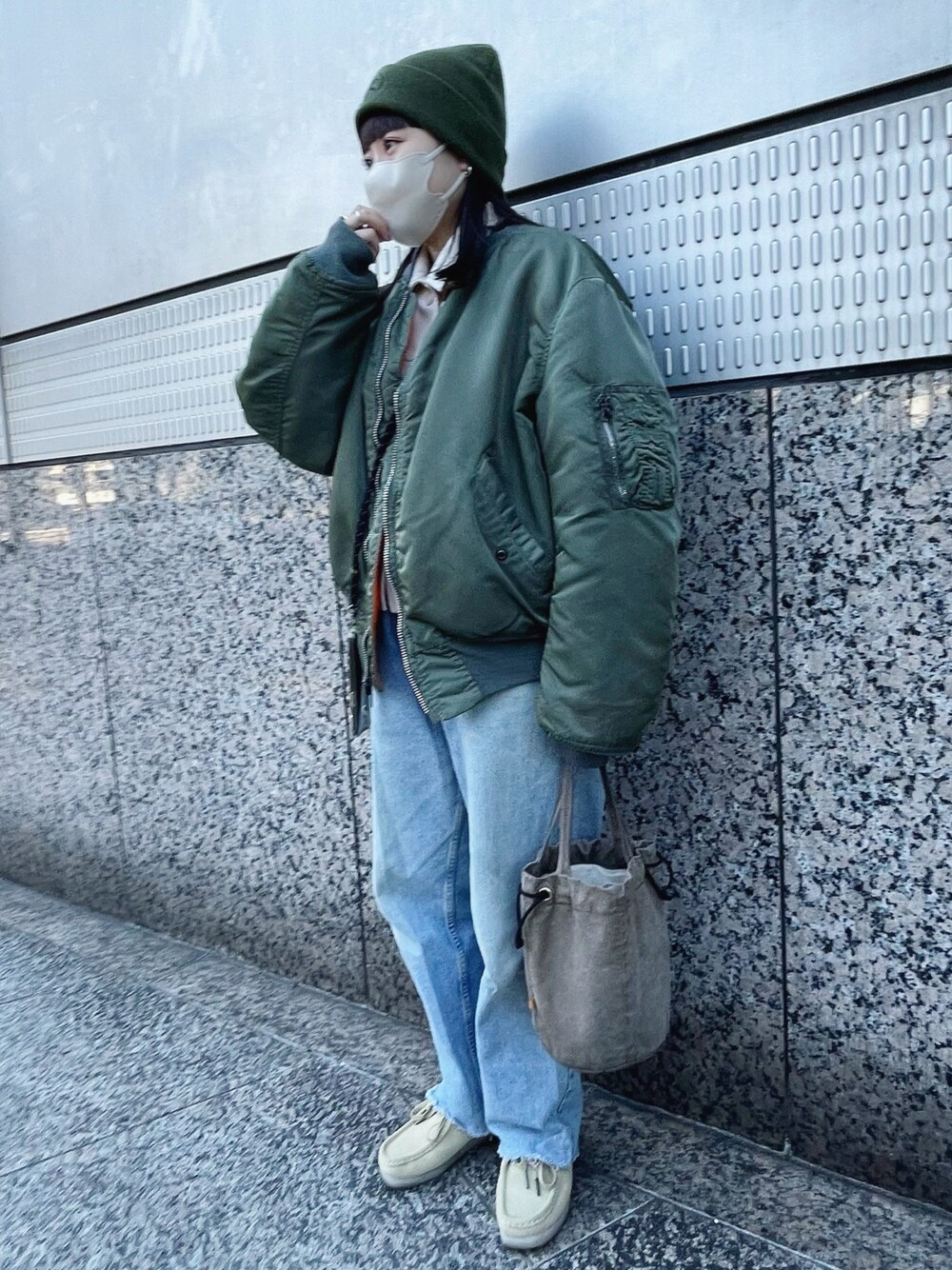 「カジュアルコーデ、低身長、デニムパンツ、メンズライク、古着MIX、MA-1、clarks、153cm、アパレル店員の休日、おしゃれさんと繋がりたい」｜「STUSSYのアイテム（ニットキャップ/ビーニー、グリーン系）」を使った、denさん（レディース・153cm）の春コーディネートの1枚目の写真