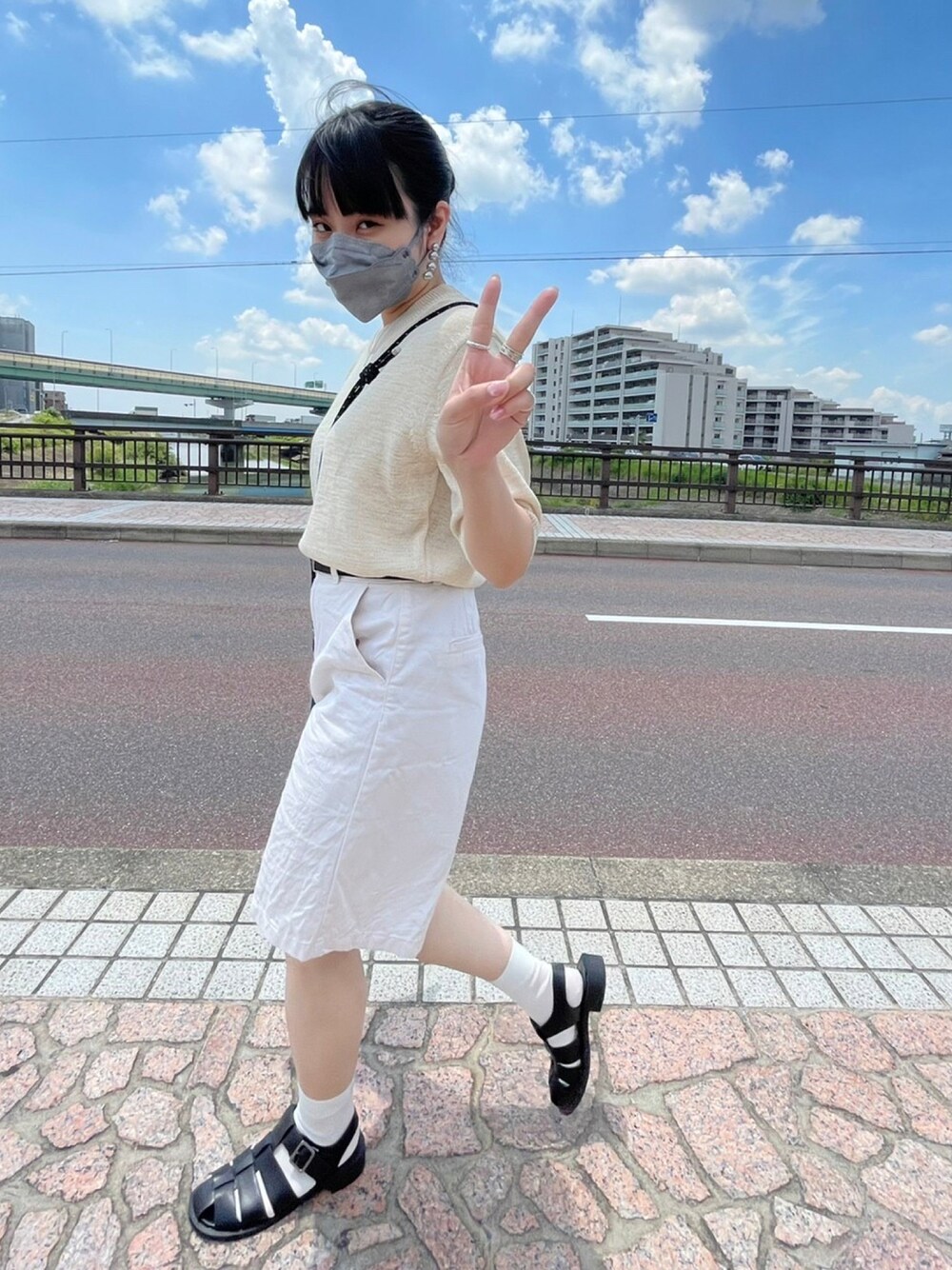 「プチプラコーデ、ワントーンコーデ、低身長コーデ、シンプル、ハーフパンツ、グルカサンダル、夏コーデ、153cm、UNIQLO、GU」｜「UNIQLOのアイテム（ニット/セーター、ベージュ系）」を使った、denさん（レディース・153cm）の夏コーディネートの1枚目の写真