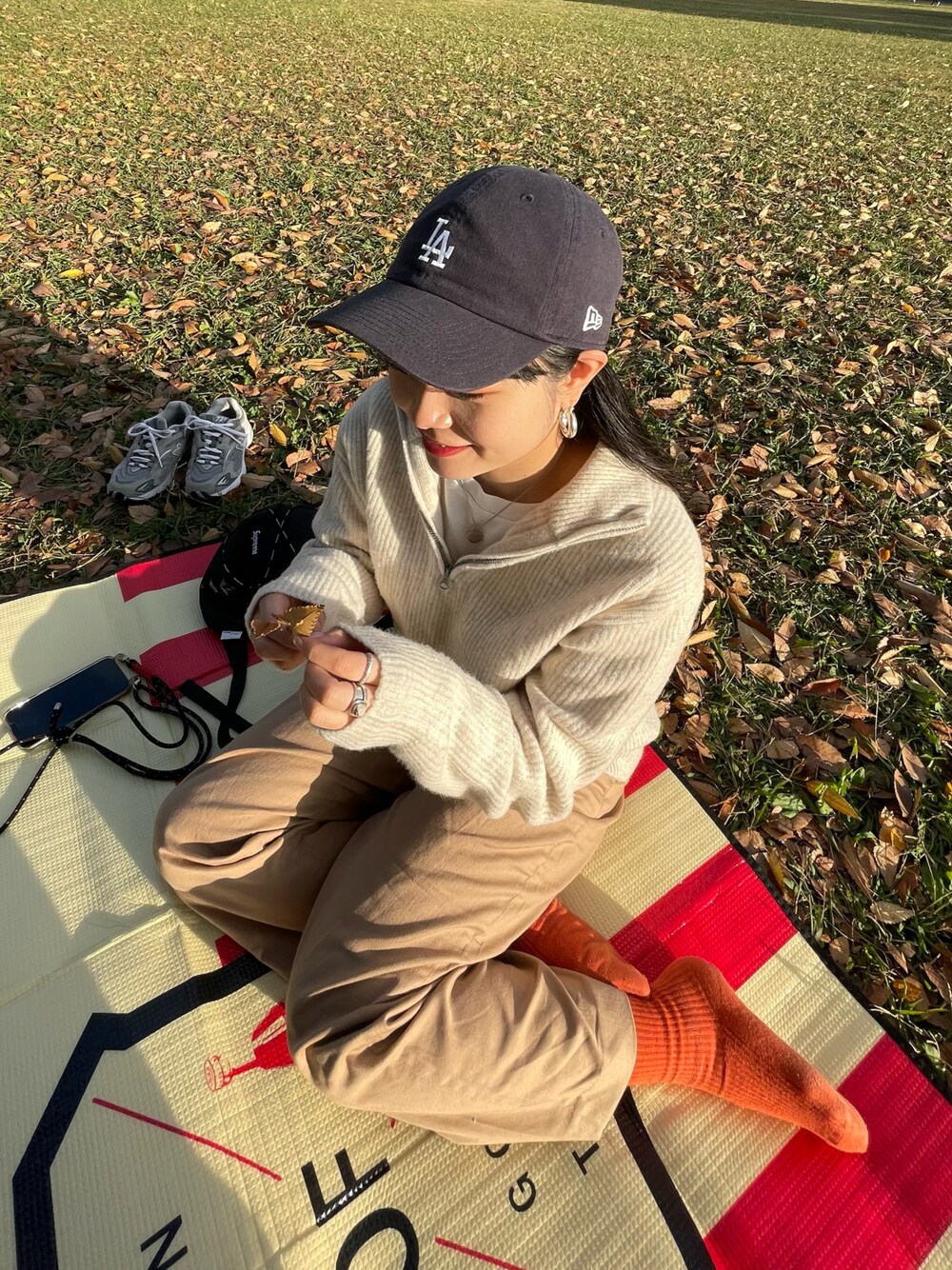 「カジュアル、ピクニックコーデ、ニットコーデ、プチプラコーデ、低身長女子、UNIQLO、骨格ストレート、153cm、お洒落さんとつながりたい」｜「NEW ERAのアイテム（キャップ、ブルー系）」を使った、denさん（レディース・153cm）の冬コーディネートの1枚目の写真