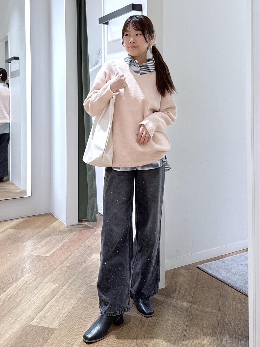 ホワイト系のトートバッグ、ブラック系のデニムパンツ、ブルー系のシャツ/ブラウスを着用したレディースの秋コーディネートの1枚目の写真