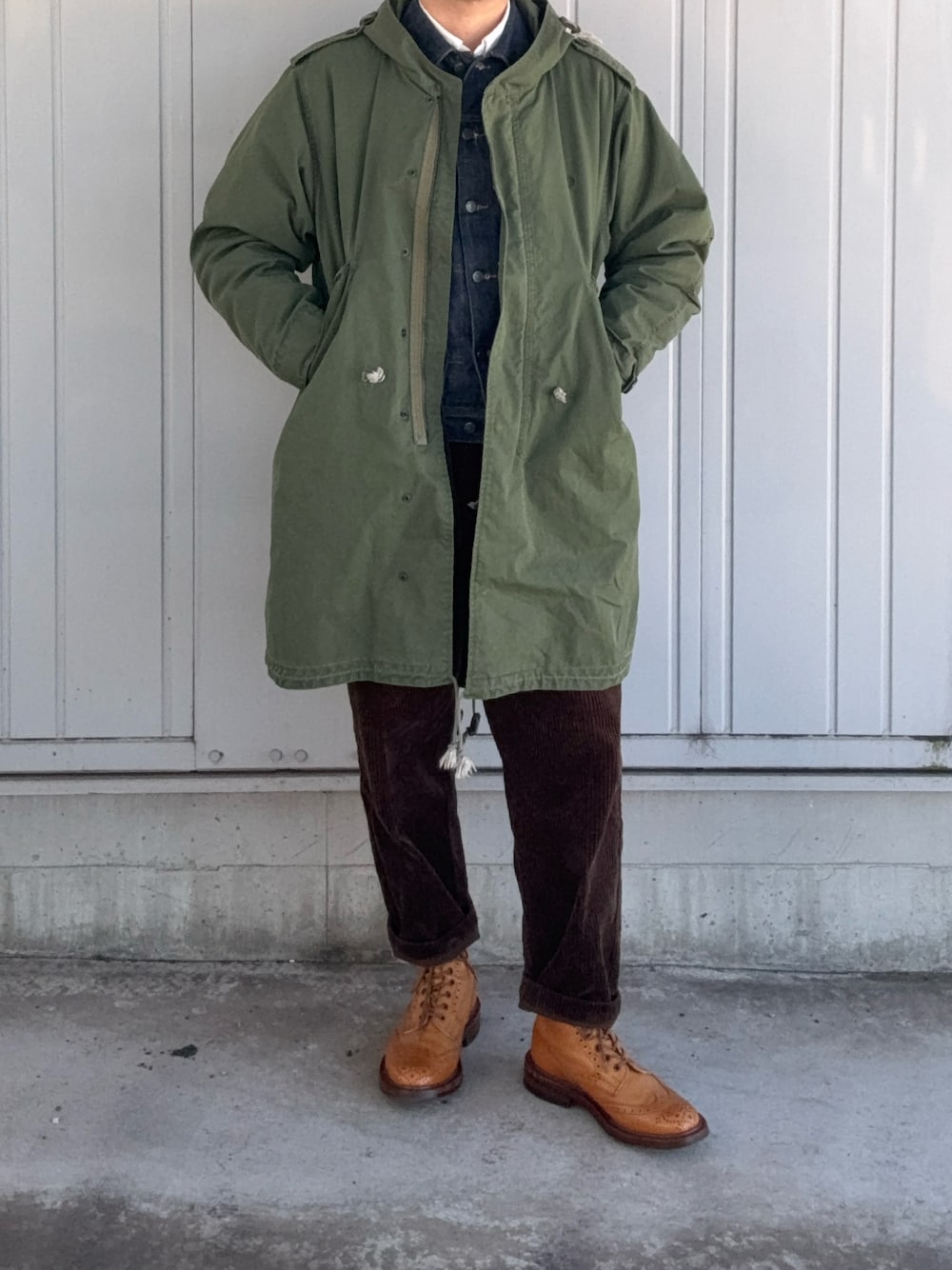 「フレッドペリー、トリッカーズ、A.P.C.」｜「FRED PERRYのFur Lined Fishtail Parka（モッズコート、グリーン系）」を使った、  オッサンさん（メンズ・176cm）の冬コーディネートの1枚目の写真