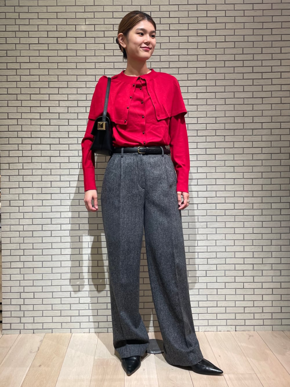 「TOMORROWLAND、トゥモローランド、DES PRÉS、BERNARD ZINS、JACQUEMUS、JVAM、TOTEME、ケープニット、カーディガン、タックパンツ、ワイドパンツ、レッド」｜「JVAMのJVAM GAVIN ショートブーツ（ブーツ、ブラック系）」を使った、Kubo_TOMORROWLANDさん（レディース・167cm）の秋コーディネートの1枚目の写真