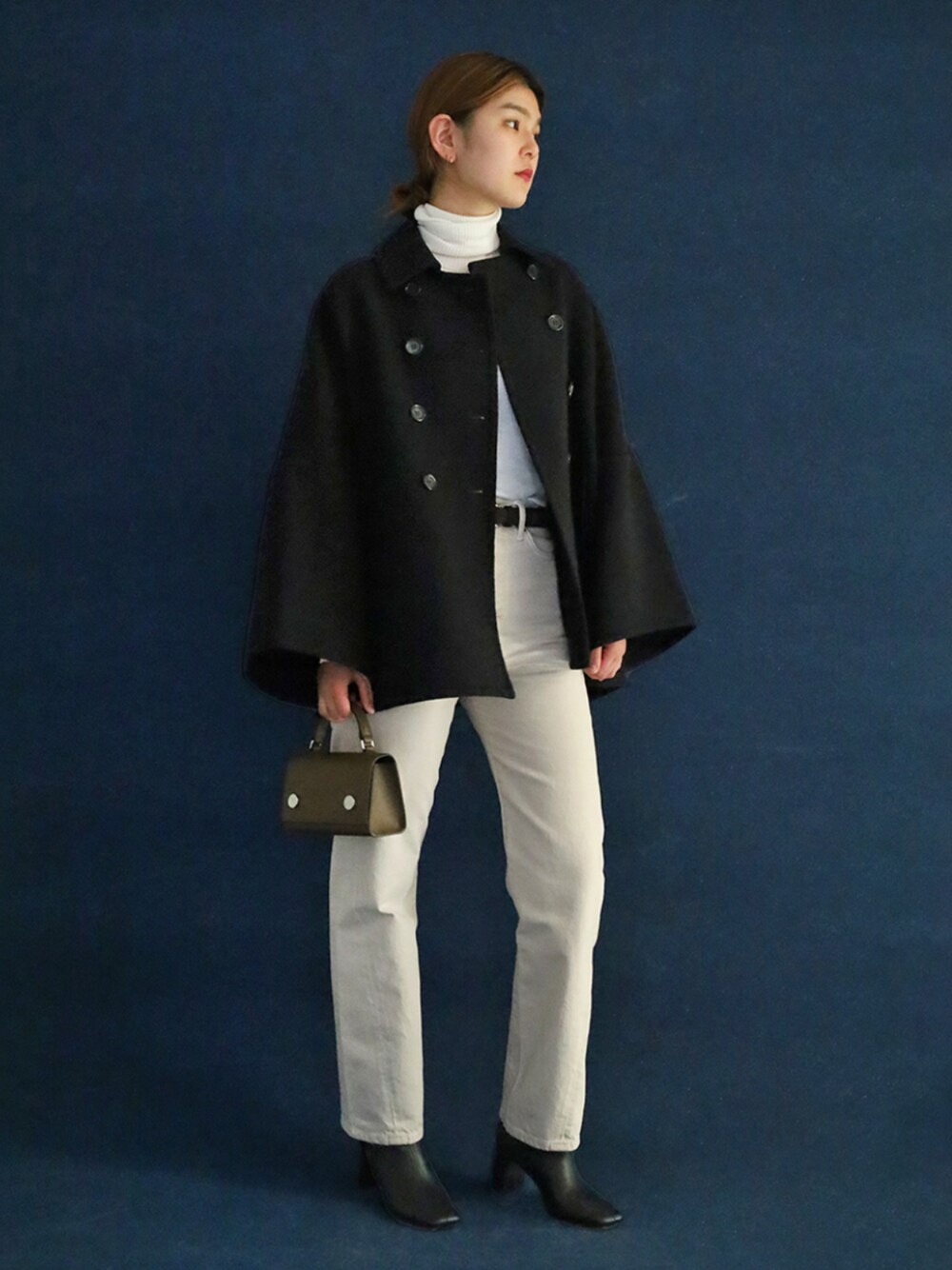 「TOMORROWLAND、トゥモローランド、DES PRÉS、GALERIE VIE、RSVP、MAISON BOINET、DEAR FRANCES、ステンカラーコート、ショートコート、大人カジュアル、ホワイトデニム」｜「TOMORROWLAND のDEAR FRANCES アンクルブーツ（ブーツ、ブラック系）」を使った、Kubo_TOMORROWLANDさん（レディース・167cm）の冬コーディネートの1枚目の写真