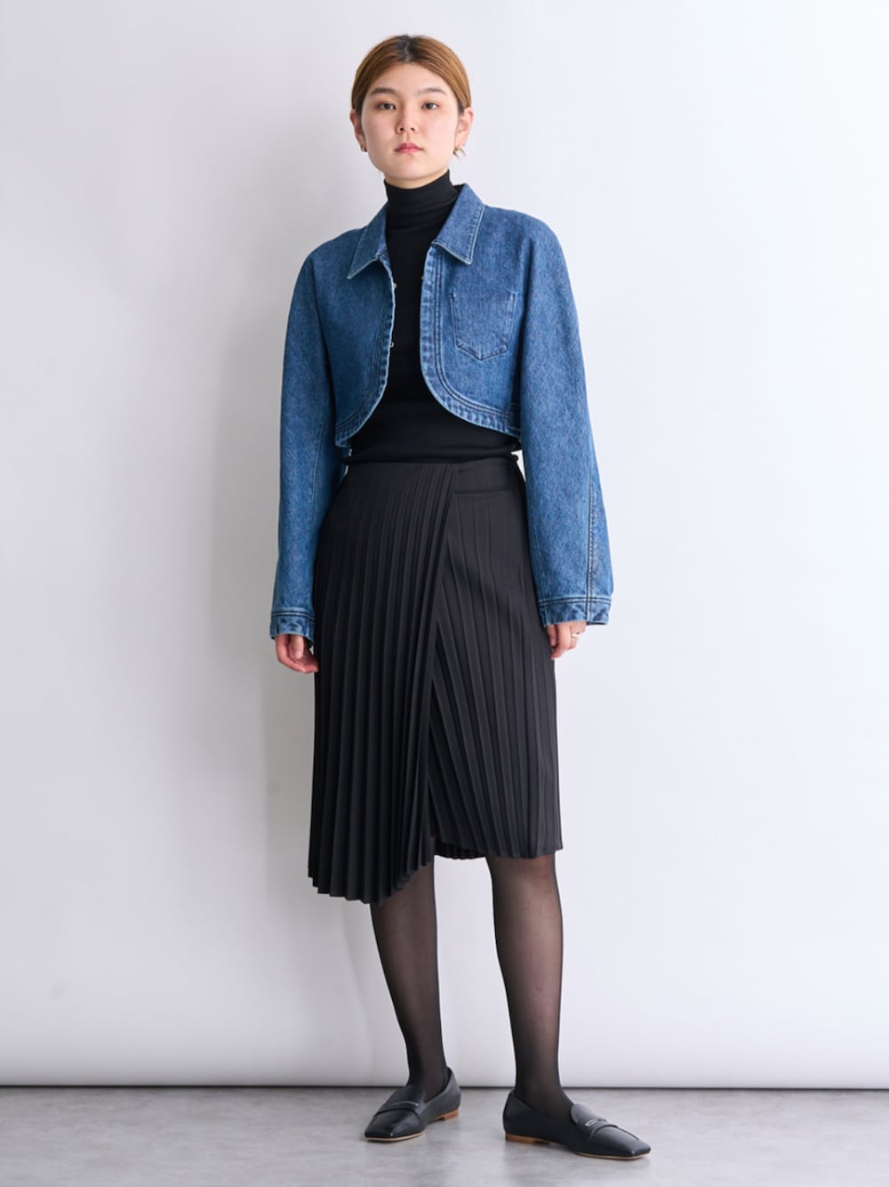 「TOMORROWLAND、トゥモローランド、DES PRÉS、rupert Sanderson、デニムジャケット、クロップドジャケット、リブニット、ハイネックニット、プリーツスカート、アシンメトリースカート」｜「DES PRESのフローティングフラワー コサージュ（ブローチ/コサージュ、ブラック系）」を使った、Kubo_TOMORROWLANDさん（レディース・167cm）の秋コーディネートの1枚目の写真