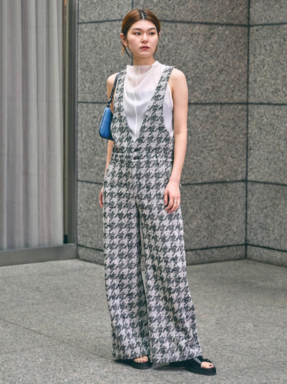 「TOMORROWLAND、トゥモローランド、DES PRÉS、JACQUEMUS、adieu、オールインワン、ハンドトゥース、千鳥格子、ブラウス、ノースリーブブラウス、大人カジュアル」｜「DES PRESのハウンドトゥースブークレーツイード サロペット（サロペット/オーバーオール、ブラック系）」を使った、Kubo_TOMORROWLANDさん（レディース・167cm）の春コーディネートの1枚目の写真