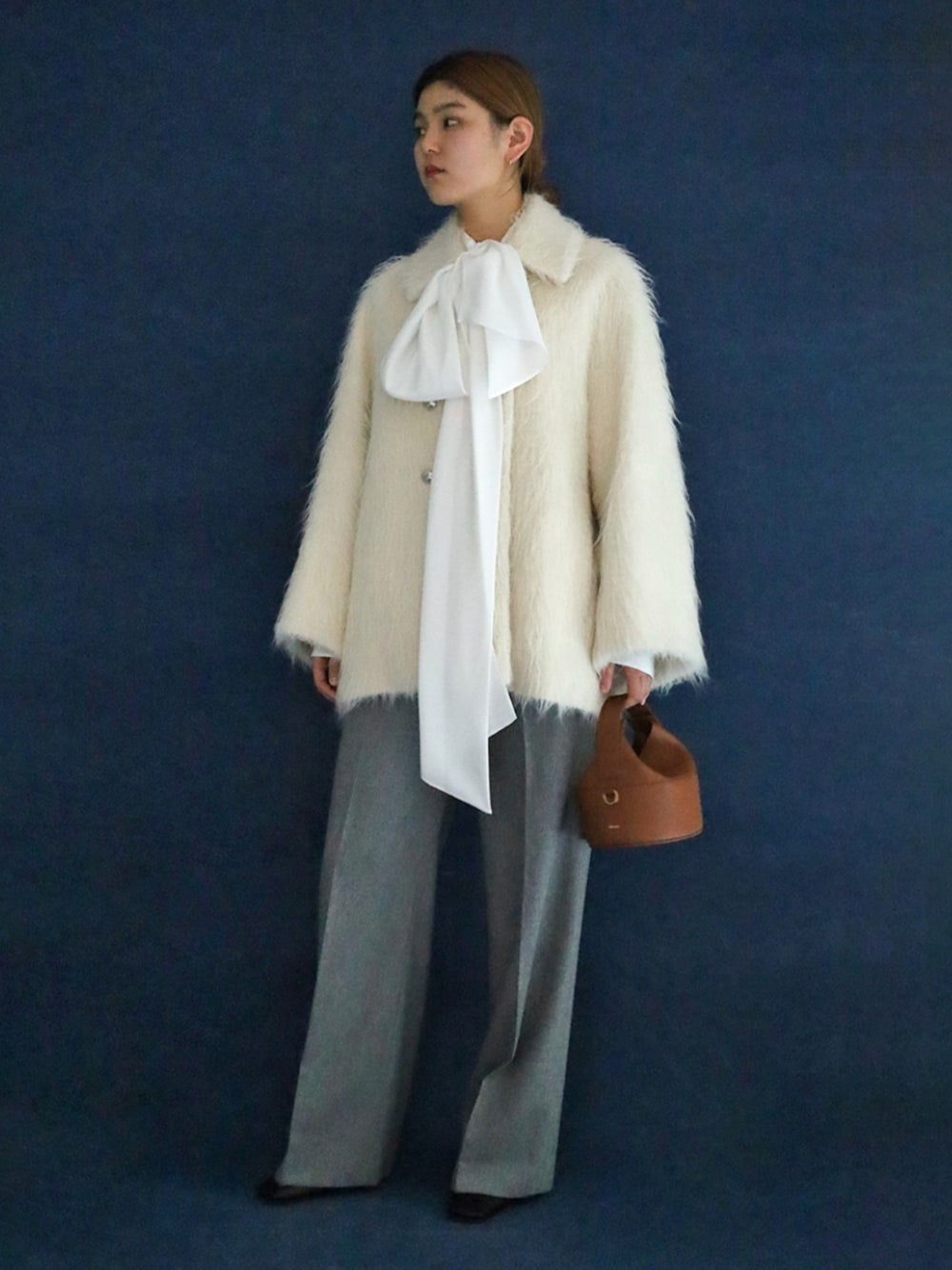 「TOMORROWLAND、トゥモローランド、DES PRÉS、MIUUR、DEAR FRANCES、ステンカラーコート、ショートコート、シャギーコート、ボウタイブラウス、スラックス、ワイドパンツ、大人カジュアル」｜「TOMORROWLAND のDEAR FRANCES アンクルブーツ（ブーツ、ブラック系）」を使った、Kubo_TOMORROWLANDさん（レディース・167cm）の冬コーディネートの1枚目の写真