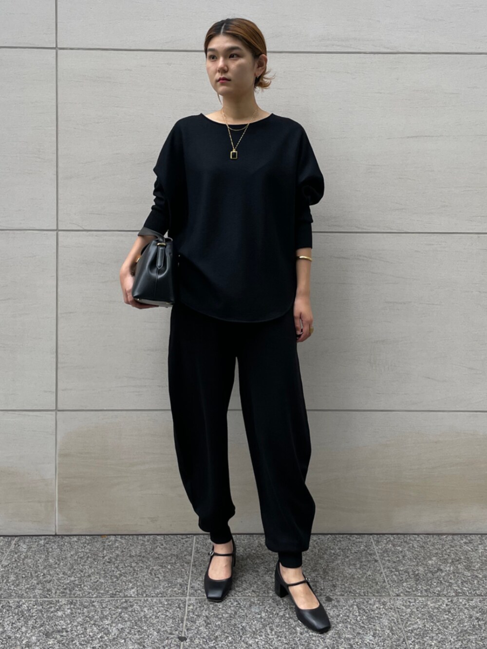 「TOMORROWLAND、トゥモローランド、DES PRÉS、BY MALENE BIRGER、TOTEME、aeyde、DEVE、ボートネック、リラックススタイル、オールブラック」｜「DES PRESのニットコンビネーション ボートネックプルオーバー（Tシャツ/カットソー、ブラック系）」を使った、Kubo_TOMORROWLANDさん（レディース・167cm）の秋コーディネートの1枚目の写真