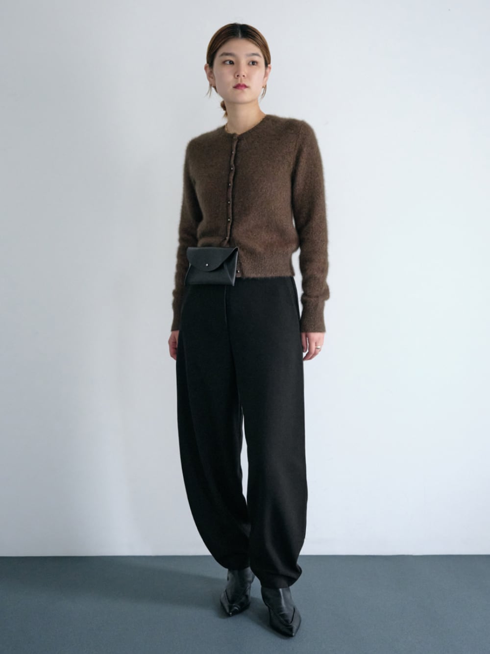 「TOMORROWLAND、トゥモローランド、DES PRÉS、BY MALENE BIRGER、MANUELA、JVAM、テーパードパンツ、カーディガン、ラメニット、ブラウン、大人カジュアル」｜「JVAMのJVAM GAVIN ショートブーツ（ブーツ、ブラック系）」を使った、Kubo_TOMORROWLANDさん（レディース・167cm）の秋コーディネートの1枚目の写真
