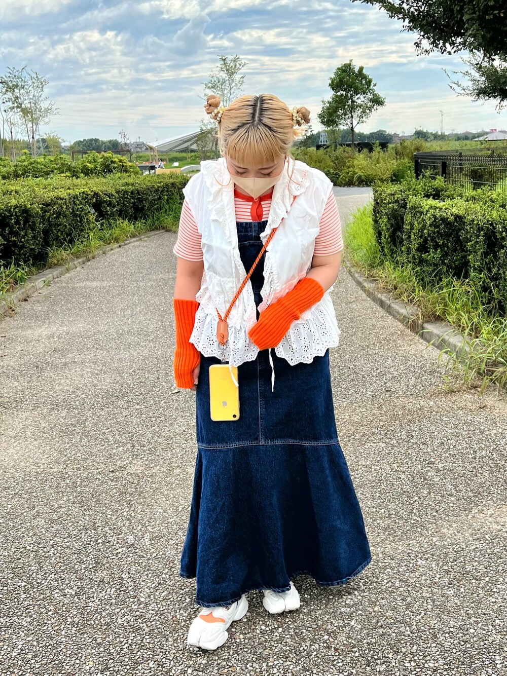 「秋のコーデ、低身長、低身長女子、低身長コーデ、スマホストラップ、アームウォーマー、スカラップ、ノースリーブブラウス、マーメイドスカート、ジャンパースカート、ジャンスカ、エアリフト、オレンジ、おだんごヘアー、BIRTHDAY BAR」｜「BIRTHDAY BARの【全機種対応】パラコード モバイルストラップ  スマホショルダー　本革（スマホグッズ、オレンジ系）」を使った、ちゃみまる🐶さん（レディース・146cm）の秋コーディネートの1枚目の写真