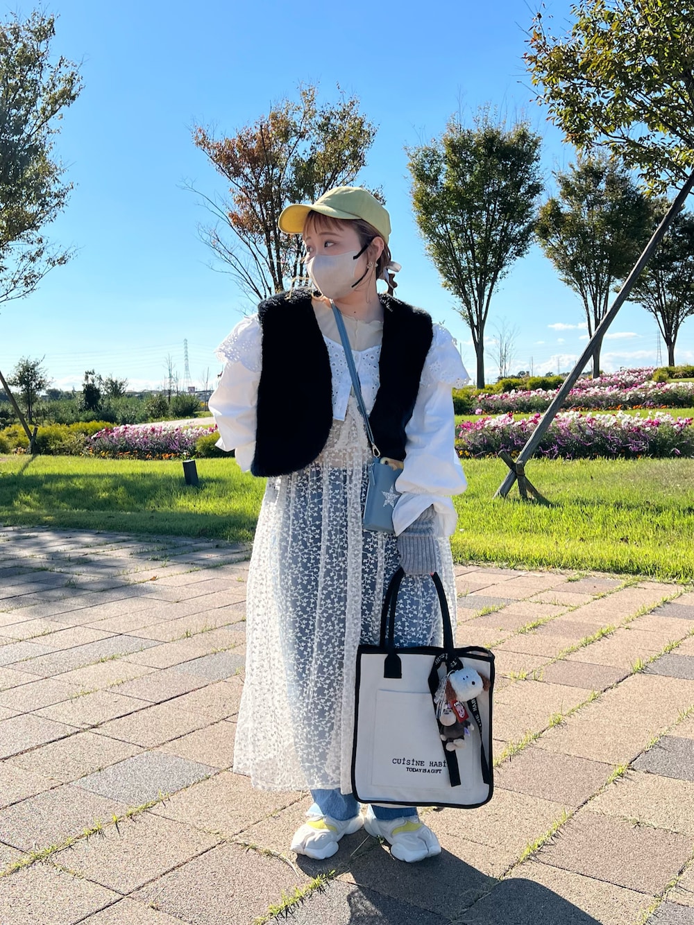 「秋コーデ、休日スタイル、低身長、低身長コーデ、低身長女子、古着MIX、ファーベスト、フリルブラウス、チュニック、キャップ、エアリフト、トートバッグ、スマホショルダー、AirPodsケース、BIRTHDAY BAR」｜「CUISINE HABITSのSQUARE TOTE スクエア トートバッグ（トートバッグ、ホワイト系）」を使った、ちゃみまる🐶さん（レディース・146cm）の秋コーディネートの1枚目の写真