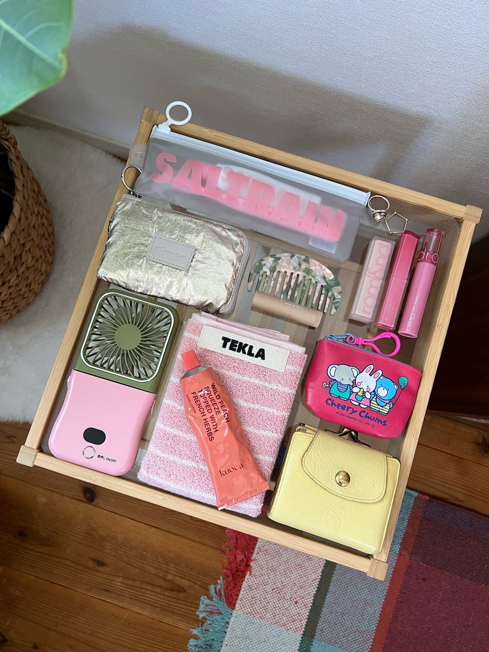 「whatsinmybag、バッグの中身、ピンク」｜「BIRTHDAY BARの【SALTRAIN】 Travel Kit（オーラルケア/歯磨きグッズ、ピンク系）」を使った、ちゃみまる🐶さん（レディース・146cm）の春コーディネートの1枚目の写真
