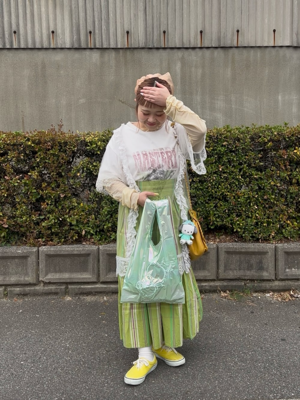 「サンリオ、グリーン、グリーンコーデ、チェックスカート、スニーカー、VANS、春、春コーデ、春色、レイヤードスタイル、BIRTHDAY BAR」｜「BIRTHDAY BARの【Sanrio characters】オーロラエコバッグ（トートバッグ、グリーン系）」を使った、ちゃみまる🐶さん（レディース・146cm）の春コーディネートの1枚目の写真