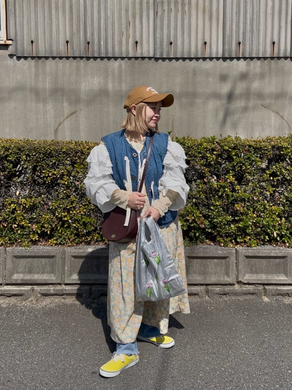 「春服、春色、春カラー、プチプラ、花柄、ワンピース、ベスト、フリルブラウス、キャップ、スニーカー、VANS、エコバッグ、トートバッグ、BIRTHDAY BAR」｜「BIRTHDAY BARのJOliJOli フローリスト刺繍エコバッグ（トートバッグ、シルバー系）」を使った、ちゃみまる🐶さん（レディース・146cm）の春コーディネートの1枚目の写真