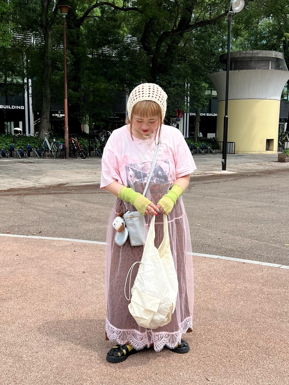 「レイヤードスタイル、夏コーデ、低身長コーデ、カラフル、バブーシュカ、アームカバー、ワンピース、レース、ピンク、レオパード、サンダル、トートバッグ、スマホショルダー、お財布ショルダー、BIRTHDAY BAR」｜「Actuallyのフェイクレザー ラウンドコインケース（コインケース、シルバー系）」を使った、ちゃみまる🐶さん（レディース・146cm）の夏コーディネートの1枚目の写真