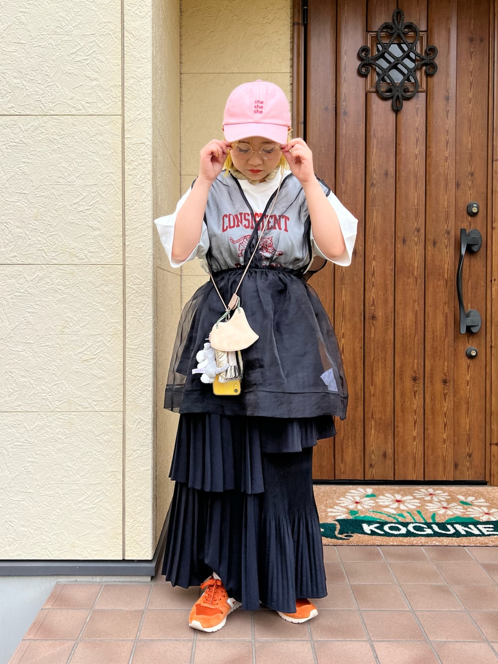 「夏コーデ、お出かけコーデ、カジュアルコーデ、大人カジュアル、レイヤードスタイル、低身長、低身長コーデ、キャップ、シアートップス、ロゴT、スニーカーコーデ、New Balance、スマホショルダー、スマホストラップ、BIRTHDAY BAR」｜「Beau'reの【全機種対応】本革マルチホルダー ストラップ スマホショルダー（スマホグッズ、ベージュ系）」を使った、ちゃみまる🐶さん（レディース・146cm）の夏コーディネートの1枚目の写真
