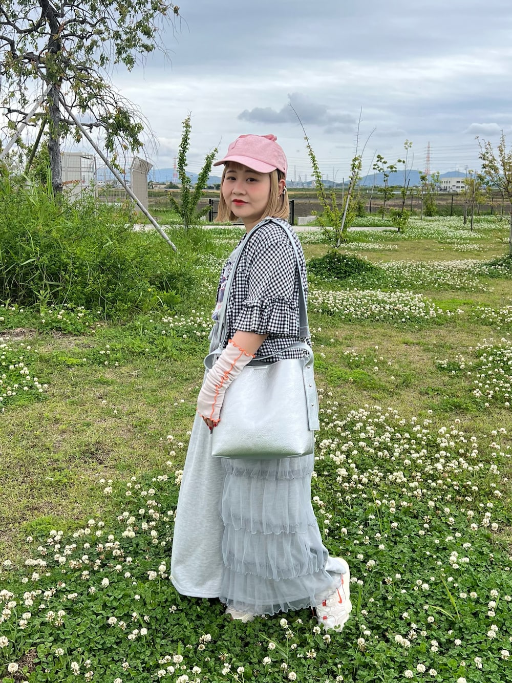 「初夏コーデ、カジュアル、オトナカジュアル、ワントーンコーデ、フリル、ボレロ、チェック、ギンガムチェック、アームウォーマー、スニーカーコーデ、ショルダーバッグ、トートバッグ、ポーチ、シルバー、BIRTHDAY BAR」｜「Actuallyのフェイクレザー 2wayミニショルダー ポーチ付き（ショルダーバッグ、シルバー系）」を使った、ちゃみまる🐶さん（レディース・146cm）の春コーディネートの1枚目の写真