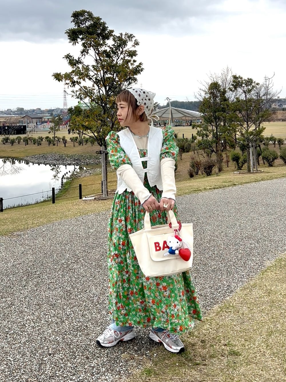 ホワイト系のトートバッグ、その他のチャーム、その他のその他を着用したレディースの春コーディネートの1枚目の写真
