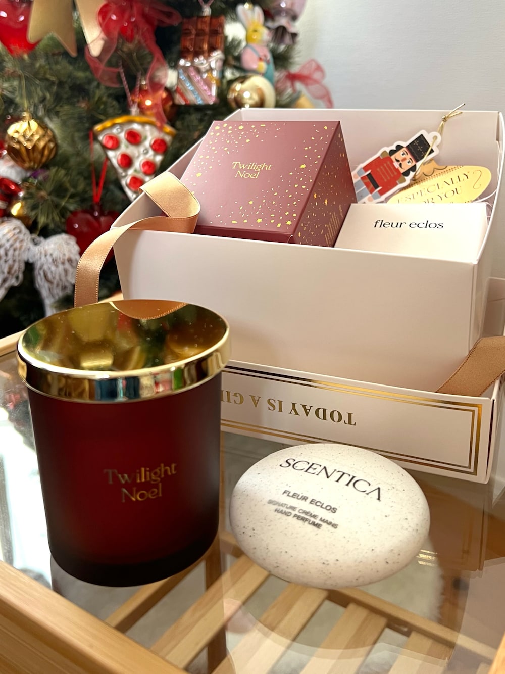 レッド系のキャンドル、ピンク系のハンドケア/ハンドクリーム、その他のその他を着用したレディースの冬コーディネートの1枚目の写真