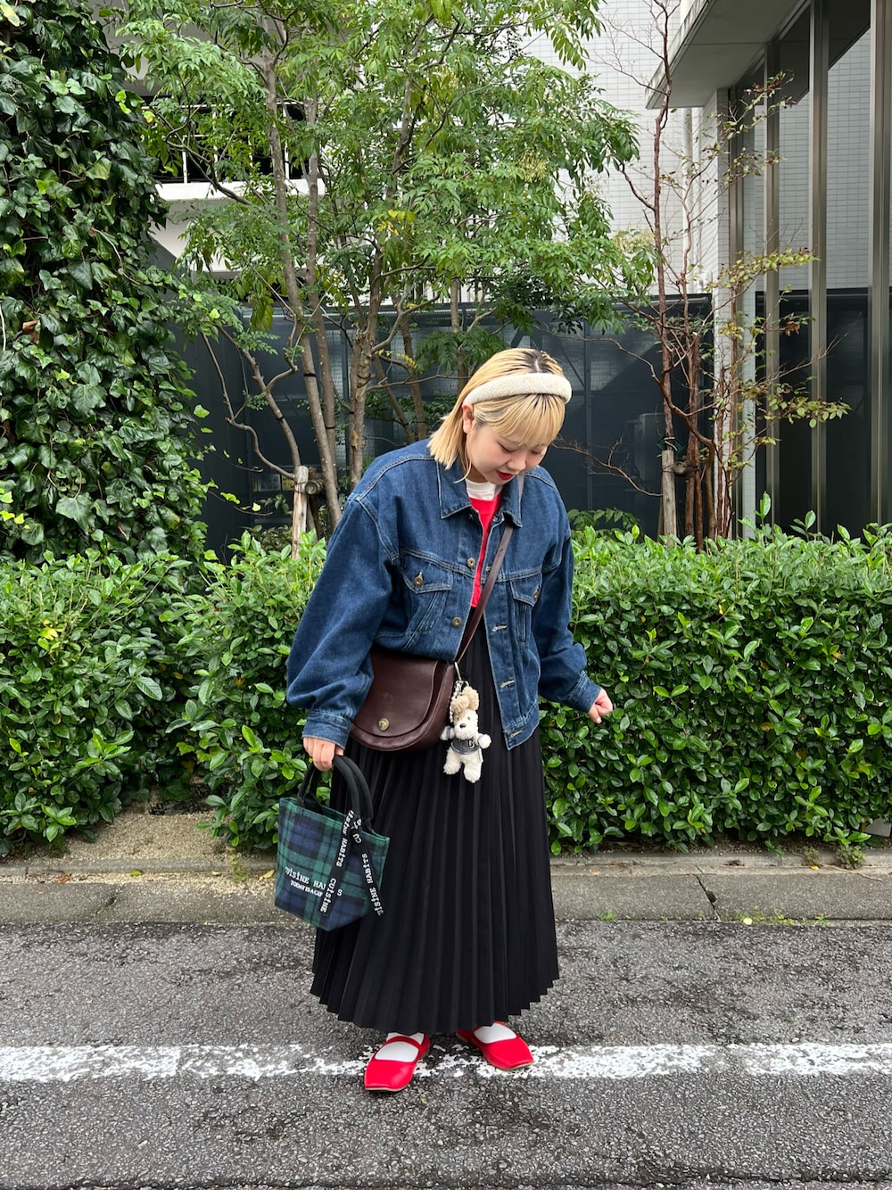 「レイヤードスタイル、お出かけコーデ、きれいめカジュアル、Gジャン、デニム、プリーツスカート、赤、パンプス、shein、ショルダーバッグ、トートバッグ、チェック、BIRTHDAY BAR、カチューシャ」｜「CUISINE HABITSのHORIZONTAL CHECK MINI TOTE（トートバッグ、グリーン系）」を使った、ちゃみまる🐶さん（レディース・146cm）の秋コーディネートの1枚目の写真