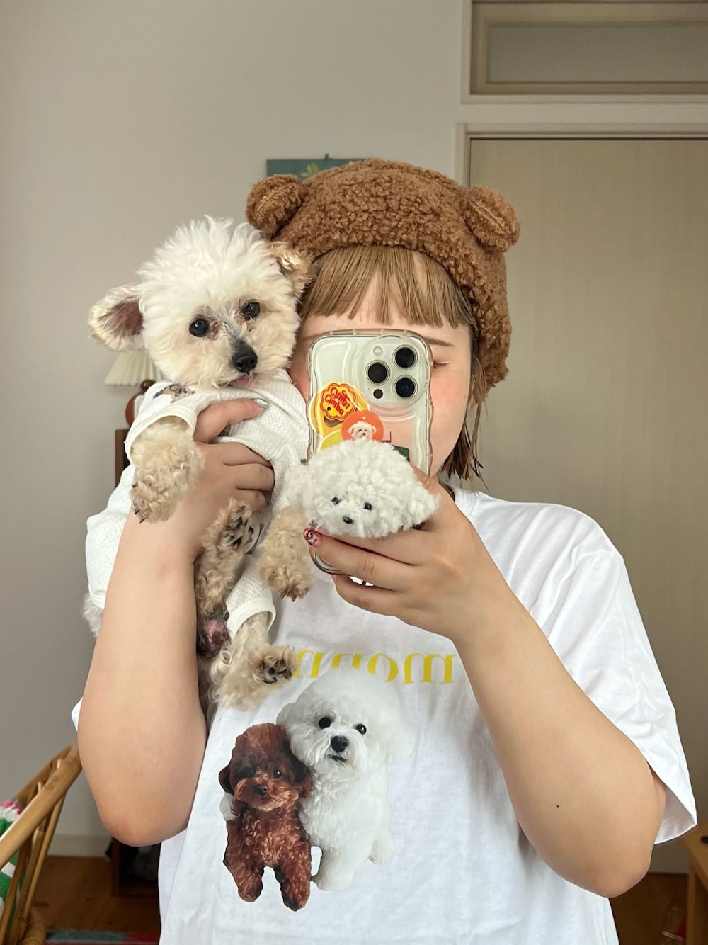 「コラボ、韓国、低身長、低身長コーデ、Tシャツ、白Tシャツ、プリントT、ヘアバンド、スマホグリップ、BIRTHDAY BAR」｜「BIRTHDAY BARのmonmon ヘアバンド（その他小物、ブラウン系）」を使った、ちゃみまる🐶さん（レディース・146cm）の夏コーディネートの1枚目の写真