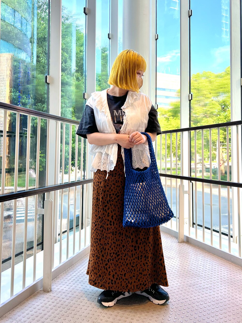 「カジュアル、カジュアルコーデ、低身長、低身長女子、低身長コーデ、レイヤードスタイル、スニーカーコーデ、Tシャツ、ベスト、レオパード、スカート、NIKE、マクラメ、トートバッグ、BIRTHDAY BAR」｜「Actuallyのマクラメバッグ（トートバッグ、ブルー系）」を使った、ちゃみまる🐶さん（レディース・146cm）の夏コーディネートの1枚目の写真
