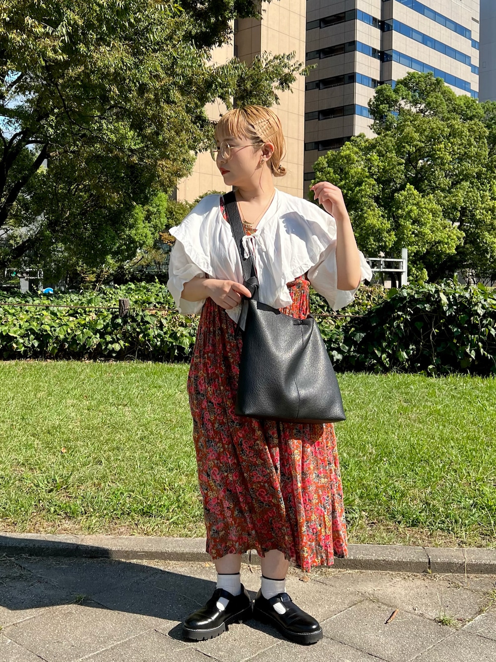 「出勤コーデ、秋のコーデ、レイヤードスタイル、古着MIX、カジュアルガーリー、低身長、低身長コーデ、低身長女子、ブラウス、花柄ワンピース、ローファー、丸メガネ、ヘアアレンジ、ショルダーバッグ、BIRTHDAY BAR」｜「Actuallyのフェイクレザー ワイドベルト ショルダーバッグ（ショルダーバッグ、ブラック系）」を使った、ちゃみまる🐶さん（レディース・146cm）の秋コーディネートの1枚目の写真