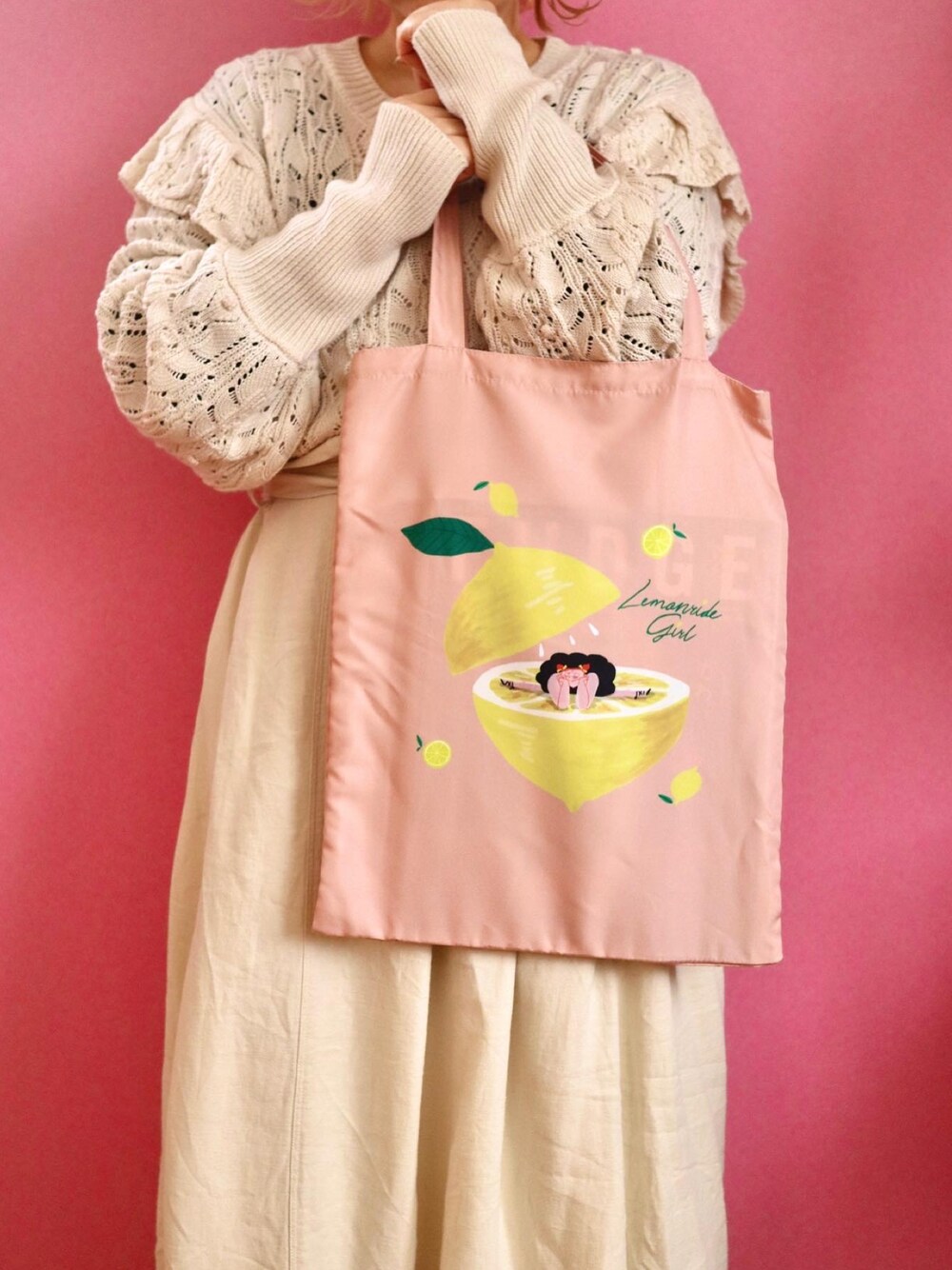 「トートバッグ、スカート、UNIQLO、ユニクロ、白コーデ、今日のコーデ、イラスト、スカートコーデ、BIRTHDAYBAR」｜「BIRTHDAY BARのAki Ishibashi コラボ トートバッグ（トートバッグ、イエロー系）」を使った、ちゃみまる🐶さん（レディース・146cm）の春コーディネートの1枚目の写真