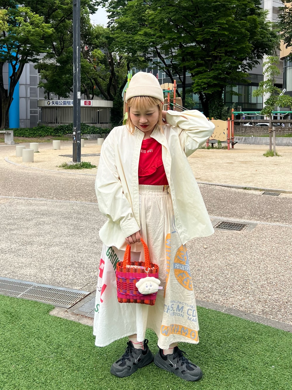 「休日スタイル、低身長コーデ、レイヤードスタイル、古着MIX、ニット帽、GU、ストライプシャツ、ノーカラーシャツ、スカート、スニーカー、かごバッグ、キーホルダー、BIRTHDAY BAR、やっぱり帽子が好き」｜「BIRTHDAY BARのYUM YUM FRIENDS マスコットチャーム（チャーム、ホワイト系）」を使った、ちゃみまる🐶さん（レディース・146cm）の春コーディネートの1枚目の写真