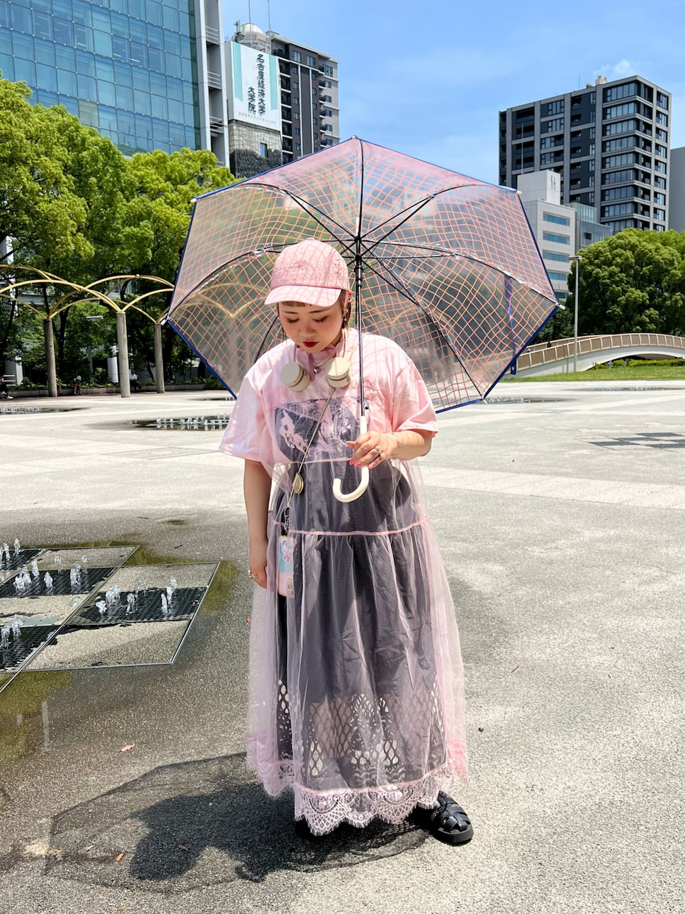 「雨の日コーデ、夏コーデ、レイヤードスタイル、低身長コーデ、ピンク、キャップ、レース、フリル、ワンピース、グルカサンダル、傘、チェック、スマホショルダー、BIRTHDAY BAR」｜「BIRTHDAY BARのクリアアンブレラ WAVY CHECK（長傘、ピンク系）」を使った、ちゃみまる🐶さん（レディース・146cm）の夏コーディネートの1枚目の写真