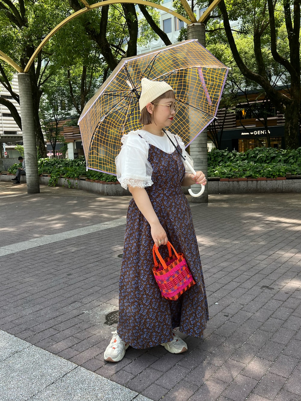 「夏コーデ、レイヤードスタイル、カジュアルコーデ、低身長コーデ、ニット帽、丸メガネ、ワンピース、キャミワンピ、レース、かごバッグ、スニーカー、傘、チェック、BIRTHDAY BAR」｜「BIRTHDAY BARのクリアアンブレラ WAVY CHECK（長傘、オレンジ系）」を使った、ちゃみまる🐶さん（レディース・146cm）の夏コーディネートの1枚目の写真
