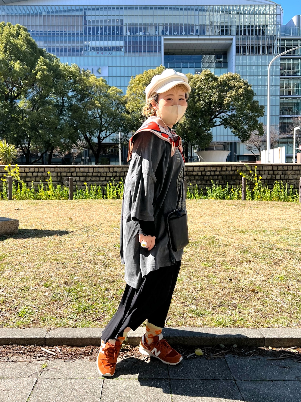 「春コーデ、ラクチンコーデ、ゆるコーデ、低身長コーデ、低身長女子、ビッグシルエット、ビッグT、キャスケット、つけ襟、GU、スニーカーコーデ、New Balance、オレンジ、スマホショルダー、BIRTHDAY BAR」｜「Actuallyのフェイクレザー モバイルポーチ / スマホショルダー（ショルダーバッグ、ブラック系）」を使った、ちゃみまる🐶さん（レディース・146cm）の春コーディネートの1枚目の写真