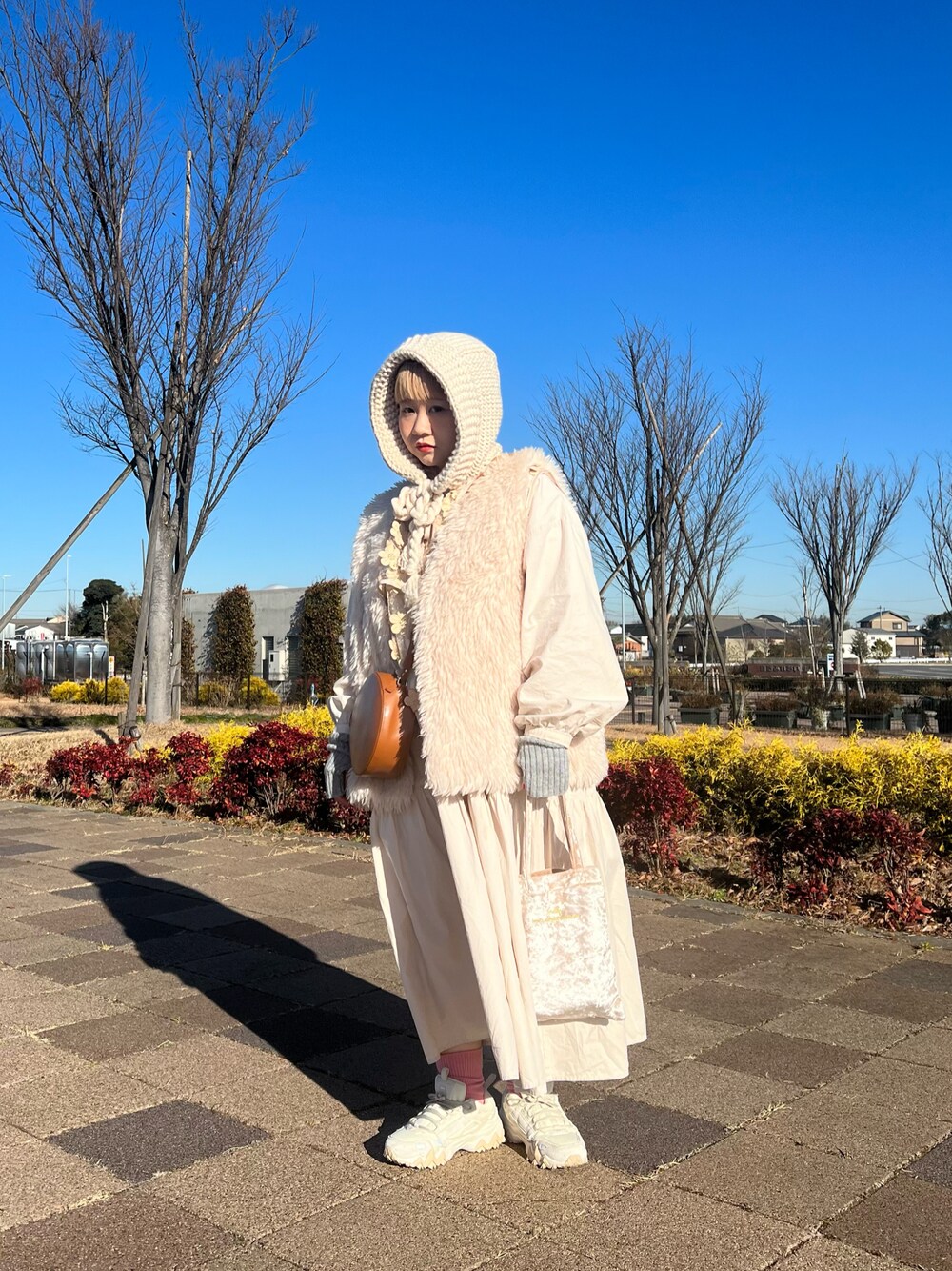 「冬コーデ、ワントーンコーデ、低身長コーデ、低身長女子、バラクラバ、アームウォーマー、ファーベスト、ベスト、CAROLINA GLASER、スニーカー、FILA、ショルダーバッグ、トートバッグ、BIRTHDAY BAR、私の推しブランド」｜「Actuallyのベロアトート Sサイズ（ハンドバッグ、ベージュ系）」を使った、ちゃみまる🐶さん（レディース・146cm）の冬コーディネートの1枚目の写真
