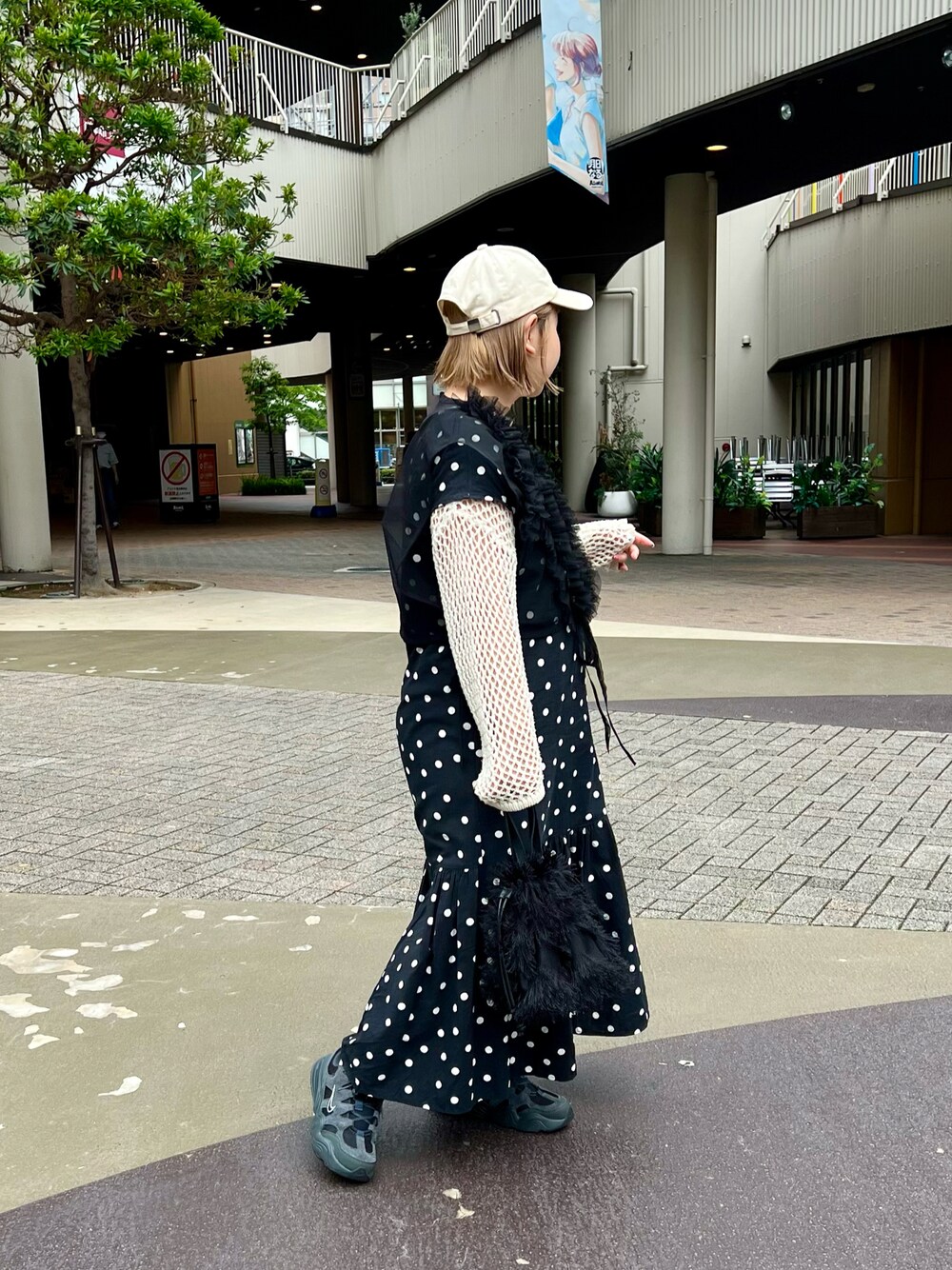 「モノトーンコーデ、レイヤードスタイル、夏コーデ、低身長コーデ、休日スタイル、キャップ、ワンピース、ドット、チュール、スニーカー、巾着バッグ、BIRTHDAY BAR」｜「Actuallyのフリンジ巾着バッグ（トートバッグ、ブラック系）」を使った、ちゃみまる🐶さん（レディース・146cm）の夏コーディネートの1枚目の写真