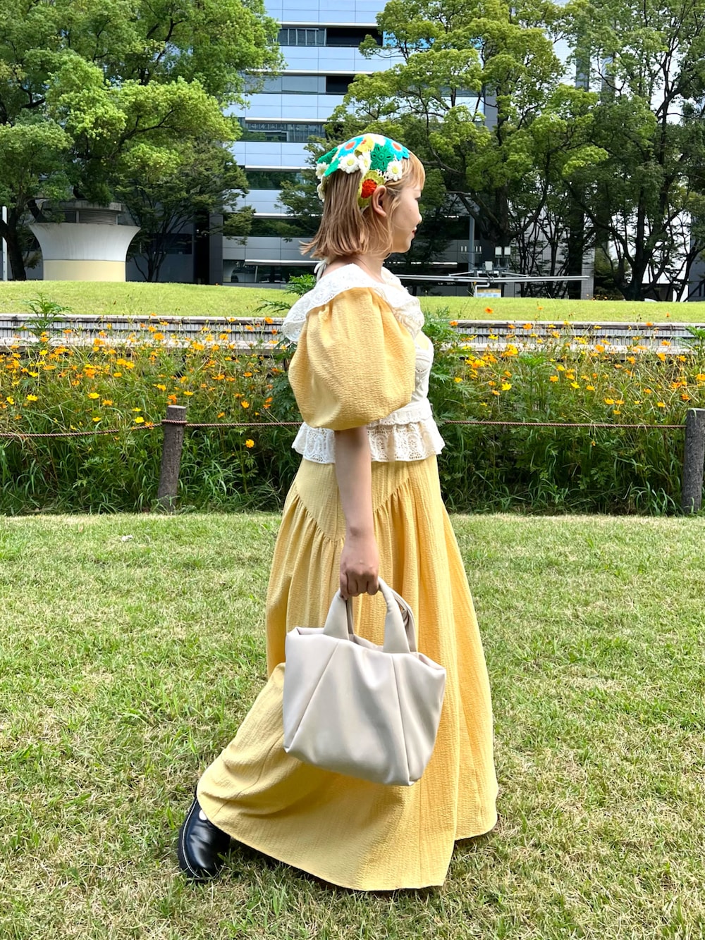 「カラフル、カラフルコーデ、カジュアルガーリー、ガーリーコーデ、オトナ女子、低身長、低身長コーデ、低身長女子、ヘッドドレス、ビスチェ、ワンピース、ローファー、トートバッグ、ショルダーバッグ、BIRTHDAY BAR」｜「Actuallyのフェイクレザー 中綿2wayトート（トートバッグ、ホワイト系）」を使った、ちゃみまる🐶さん（レディース・146cm）の秋コーディネートの1枚目の写真