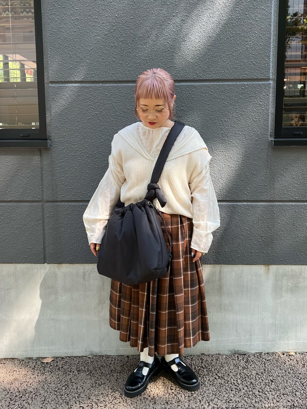 「秋コーデ、大人カジュアル、レイヤードスタイル、低身長コーデ、低身長女子、メガネ女子、丸メガネ、シアートップス、ニットベスト、セーラー襟、ブラウン、チェック、ストラップシューズ、ショルダーバッグ、BIRTHDAY BAR」｜「Actuallyの中綿2wayトート（ショルダーバッグ、ブラック系）」を使った、ちゃみまる🐶さん（レディース・146cm）の秋コーディネートの1枚目の写真