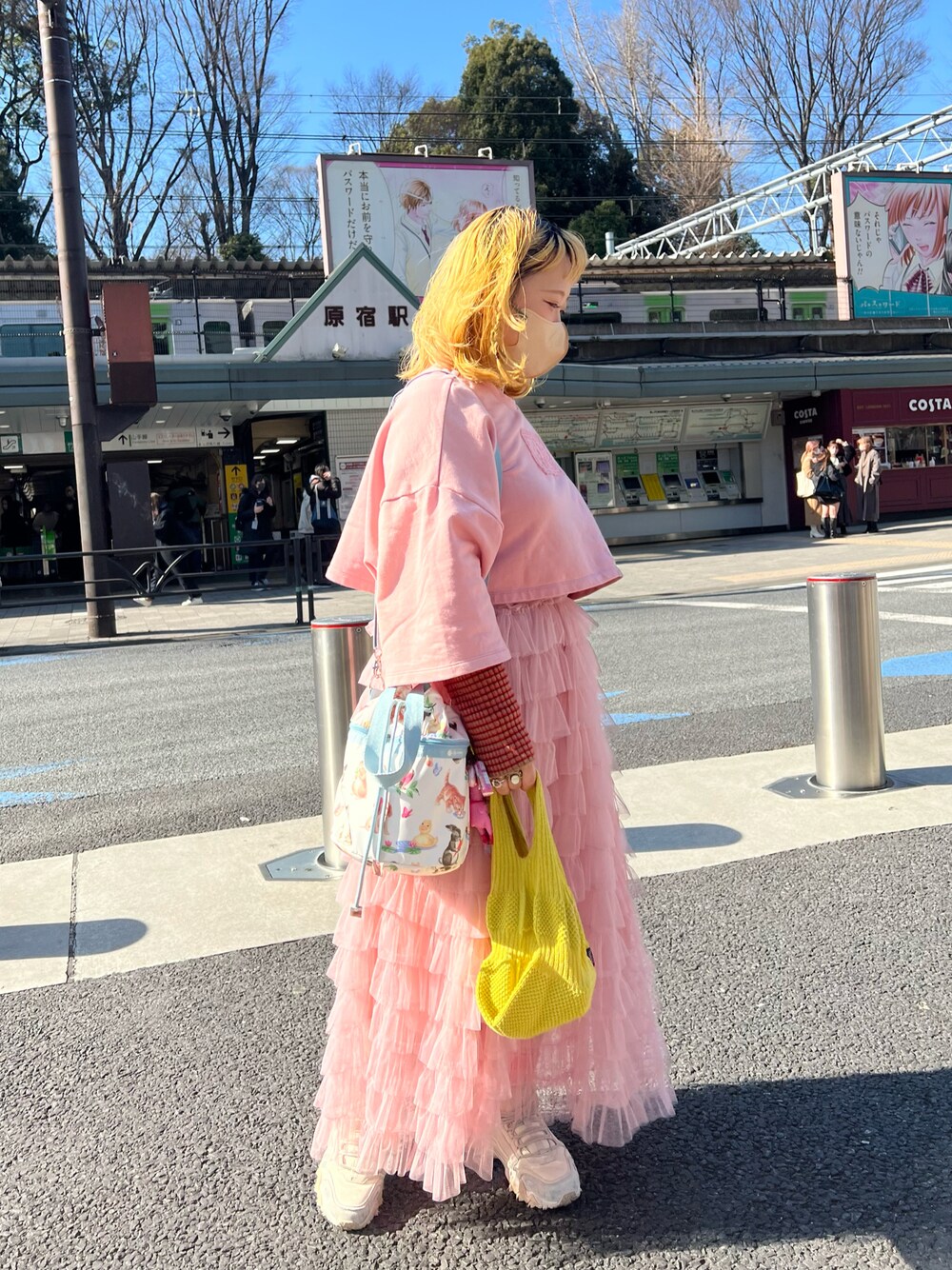 「春服コーデ、春コーデ、ピンクコーデ、ピンク、イエロー、カラフル、ショート丈トップス、チュールスカート、スニーカーコーデ、低身長、低身長コーデ、低身長女子、ハイトーンカラー、ニットバッグ、BIRTHDAY BAR」｜「BIRTHDAY BARの【ThinKniT】marche bag dress Sサイズ マルシェバッグ（ハンドバッグ、イエロー系）」を使った、ちゃみまる🐶さん（レディース・146cm）の春コーディネートの1枚目の写真
