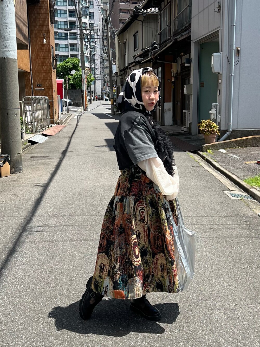 「古着MIX、個性派、レイヤードスタイル、低身長コーデ、シアートップス、Tシャツ、フリル、スカート、スカーフ、エコバッグ、シルバー、BIRTHDAY BAR」｜「BIRTHDAY BARのとっさにスカーフ（バンダナ/スカーフ、ホワイト系）」を使った、ちゃみまる🐶さん（レディース・146cm）の春コーディネートの1枚目の写真