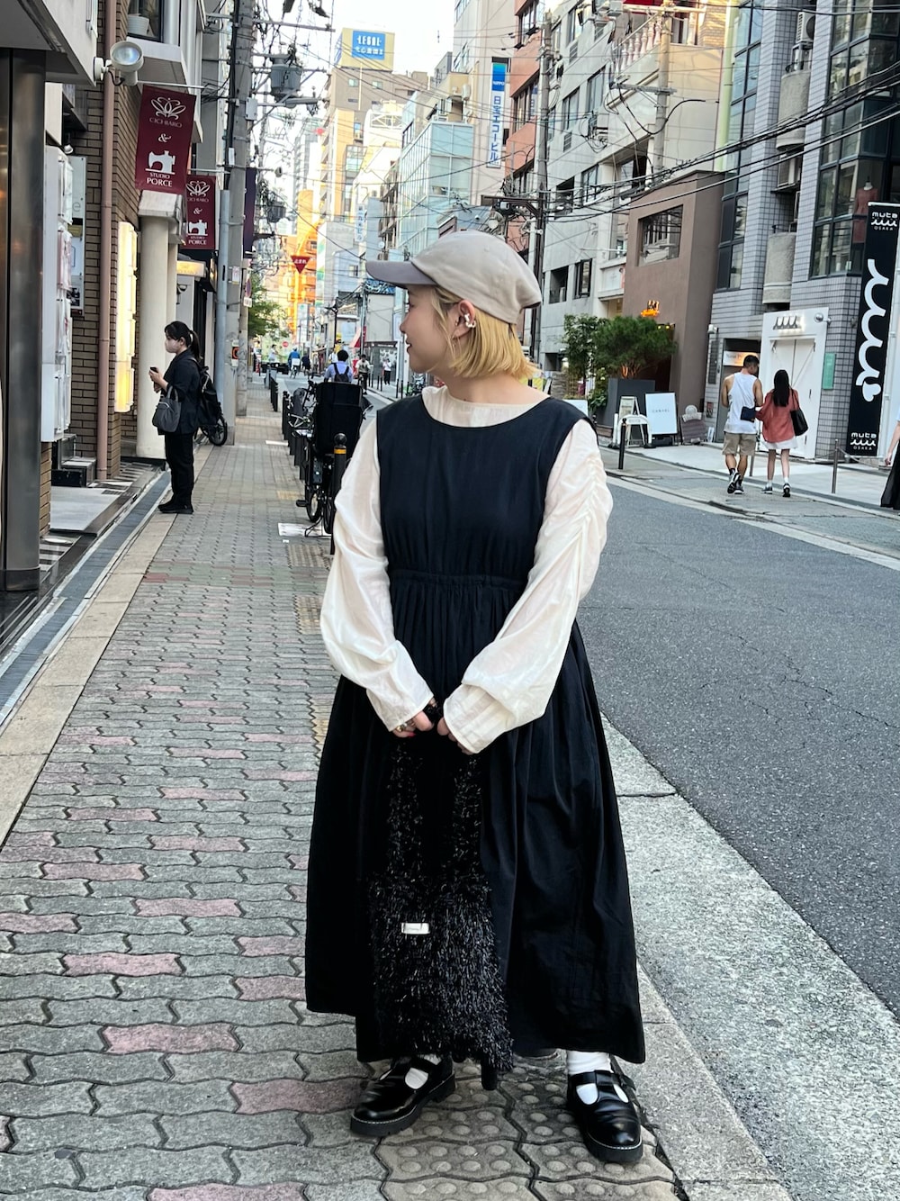「秋コーデ、シンプルコーデ、低身長、低身長コーデ、キャップ、シアートップス、ワンピース、ストラップシューズ、ラメ、トートバッグ、ブラック、BIRTHDAY BAR、秋っぽコーデ更新中」｜「Actuallyのラメシャギーミニトート（トートバッグ、ブラック系）」を使った、ちゃみまる🐶さん（レディース・146cm）の秋コーディネートの1枚目の写真