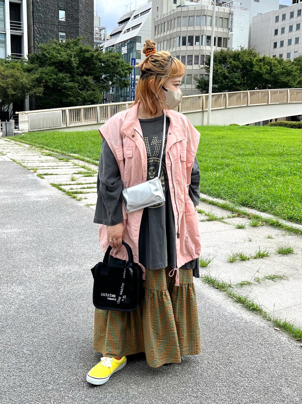 「低身長、低身長コーデ、秋先取りコーデ、ビッグシルエット、ビッグT、ベスト、チェックスカート、VANSのスニーカー、スマホショルダー、モバイルショルダー、ミニトート、オトナ女子、トートバッグ、ヘアアレンジ、おだんごヘアー」｜「CUISINE HABITSのスクエア ミニトート  SQUARE MINI TOTE（トートバッグ、ブラック系）」を使った、ちゃみまる🐶さん（レディース・146cm）の夏コーディネートの1枚目の写真