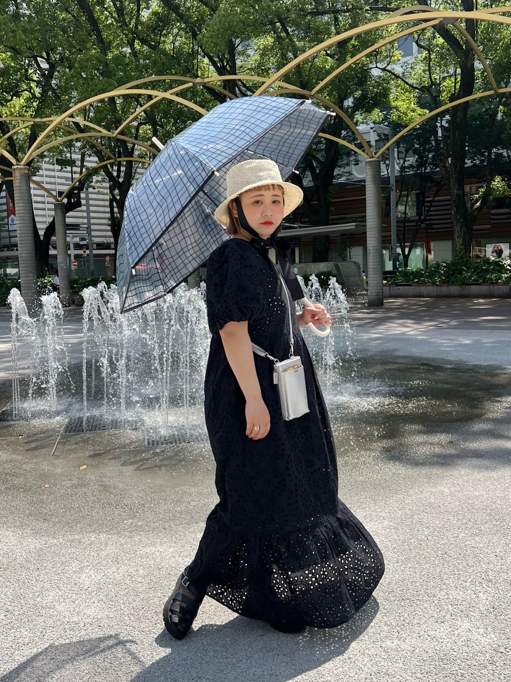 「夏コーデ、モノトーンコーデ、モノトーン、低身長コーデ、ブラック、ワンピース、パフスリーブ、フリル、ハット、スマホショルダー、グルカサンダル、傘、チェック、BIRTHDAY BAR」｜「BIRTHDAY BARのクリアアンブレラ WAVY CHECK（長傘、ブラック系）」を使った、ちゃみまる🐶さん（レディース・146cm）の夏コーディネートの1枚目の写真