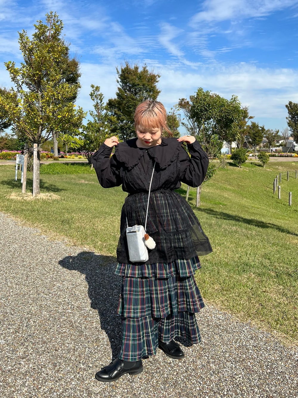 「お出かけコーデ、レイヤードスタイル、カジュアル、大人カジュアル、低身長、低身長コーデ、チェックスカート、古着MIX、シアートップス、ショートブーツ、スマホショルダー、シルバー、AirPodsケース、BIRTHDAY BAR」｜「Actuallyのシュリンク フェイクレザー スマホショルダー（ショルダーバッグ、シルバー系）」を使った、ちゃみまる🐶さん（レディース・146cm）の秋コーディネートの1枚目の写真