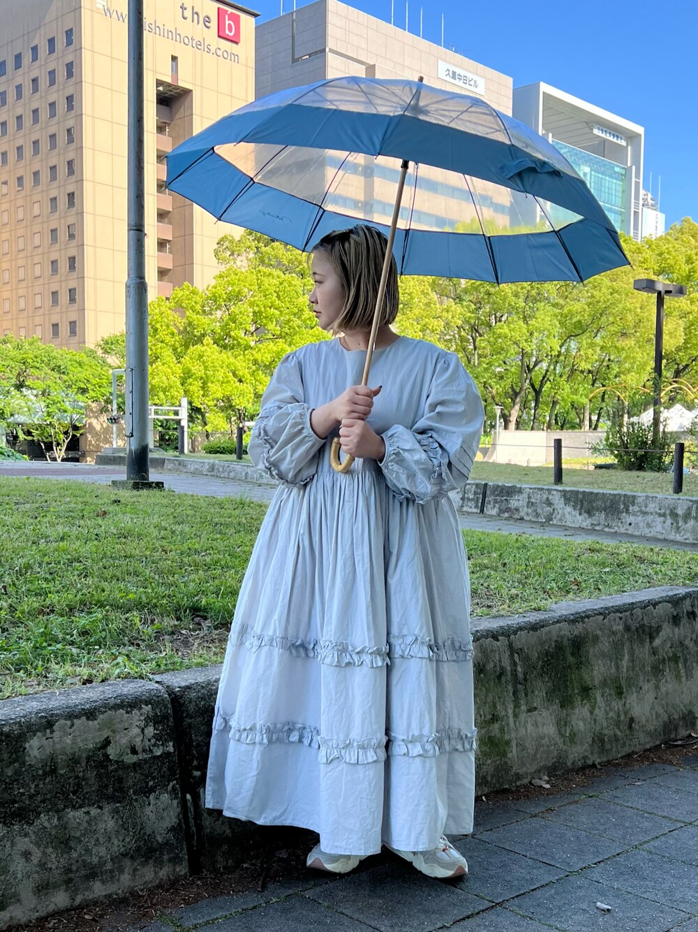 「雨の日コーデ、古着、ワンピース、低身長コーデ、傘、ブルー、スニーカー、BIRTHDAY BAR」｜「Actuallyのバイカラークリアアンブレラ（長傘、ブルー系）」を使った、ちゃみまる🐶さん（レディース・146cm）の夏コーディネートの1枚目の写真