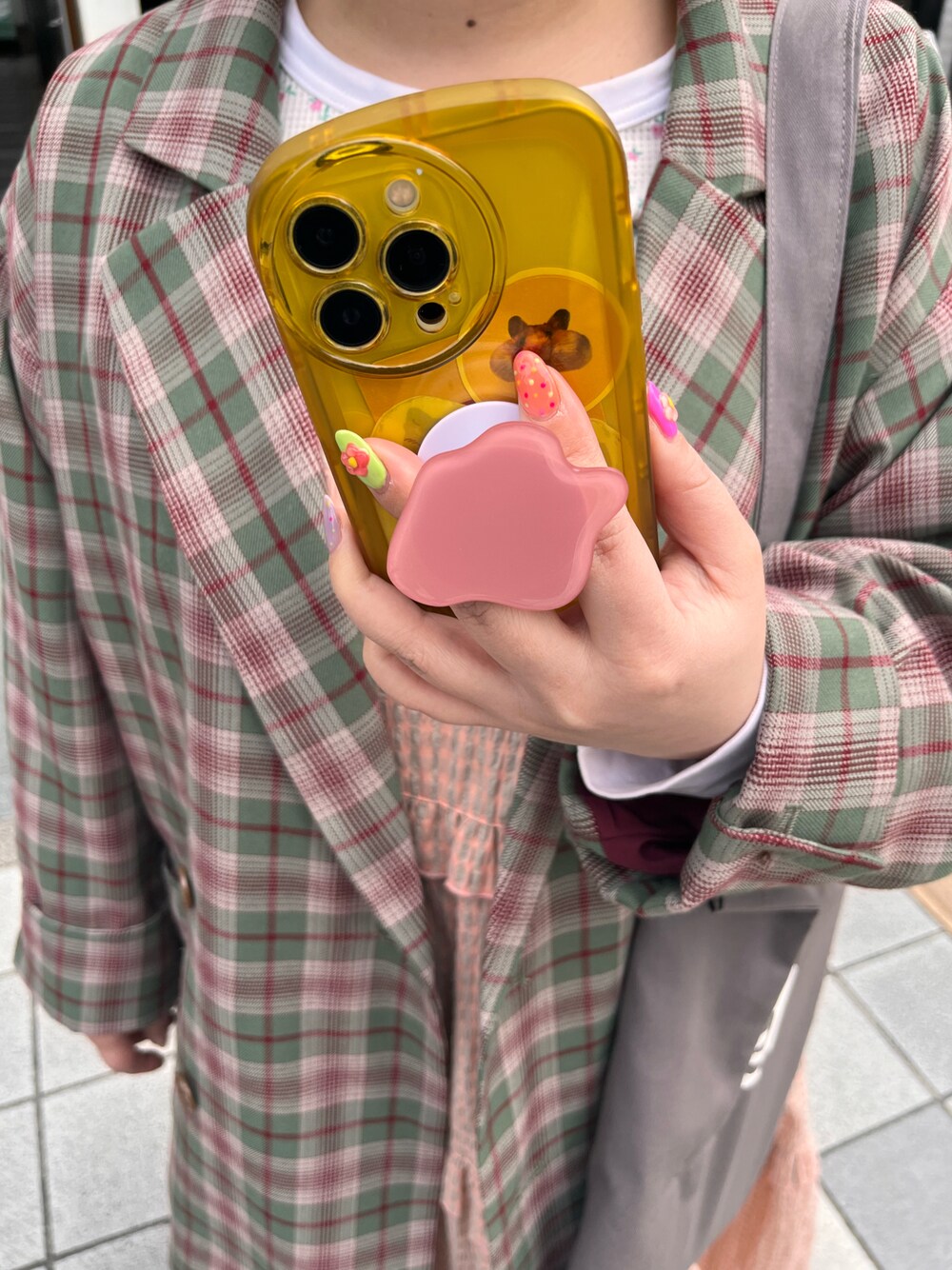 「スマホ、スマホグリップ、ピンク、便利、ジャケット、ジャケットスタイル、チェック、BIRTHDAY BAR」｜「BIRTHDAY BARの【SALAH】スマホグリップ（スマホグッズ、ピンク系）」を使った、ちゃみまる🐶さん（レディース・146cm）の春コーディネートの1枚目の写真