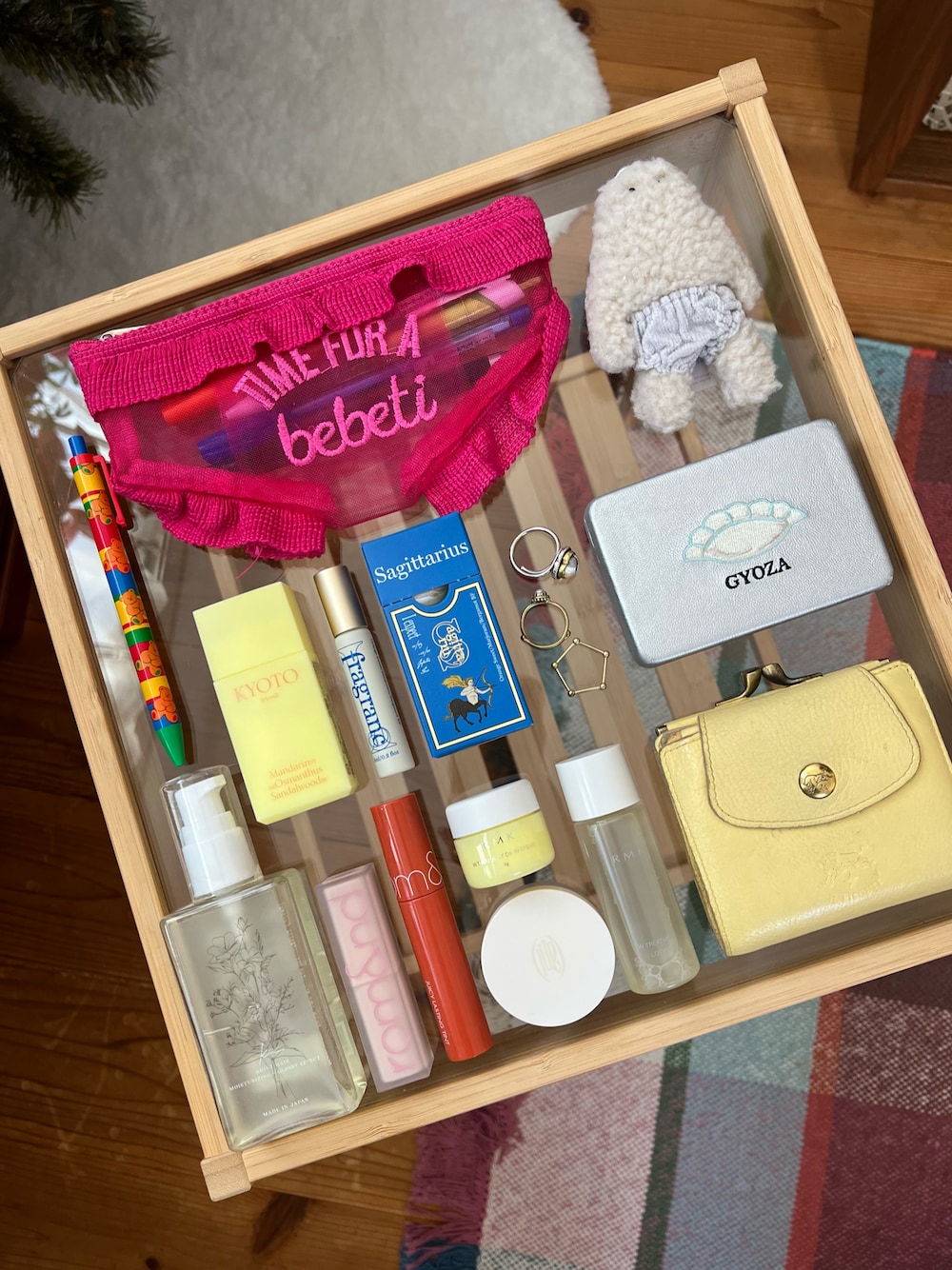 「バッグの中身、フレグランス、香水、星座、ハンドクリーム、BIRTHDAY BAR」｜「BIRTHDAY BARのI fragrance 12星座のフレグランス（香水、ブルー系）」を使った、ちゃみまる🐶さん（レディース・146cm）の冬コーディネートの1枚目の写真