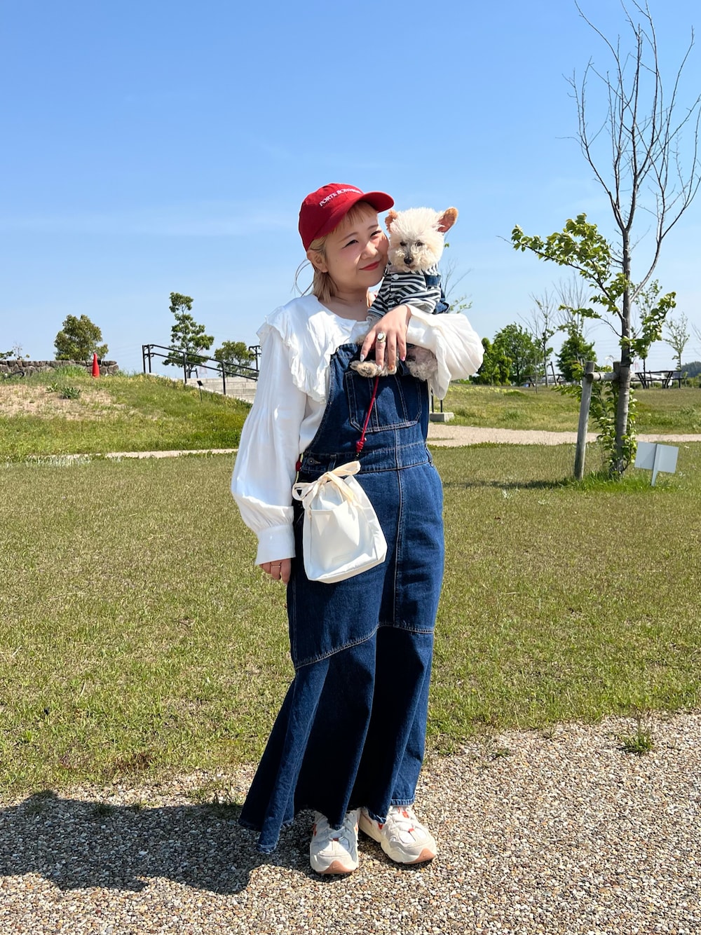 「春夏コーデ、カジュアル、休日スタイル、サロペット、ブラウス、キャップ、スニーカー、お出かけコーデ、ショルダーバッグ、保冷バッグ、BIRTHDAY BAR、やっぱり帽子が好き」｜「BIRTHDAY BARのナイロン保冷ショルダーミニバッグ（ショルダーバッグ、ホワイト系）」を使った、ちゃみまる🐶さん（レディース・146cm）の春コーディネートの1枚目の写真