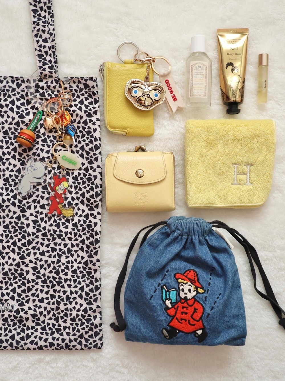 「バッグの中身、トートバッグ、エコバッグ、ひょう柄、キーホルダー、キャスパー、巾着、OSAMU GOODS、イエロー、黄色、財布、キーケース、ハンカチ、私の推しブランド、BIRTHDAY BAR」｜「Actuallyのハート ヒョウ柄 エコバッグ / サブバッグ（エコバッグ/サブバッグ、ホワイト系）」を使った、ちゃみまる🐶さん（レディース・146cm）の冬コーディネートの1枚目の写真