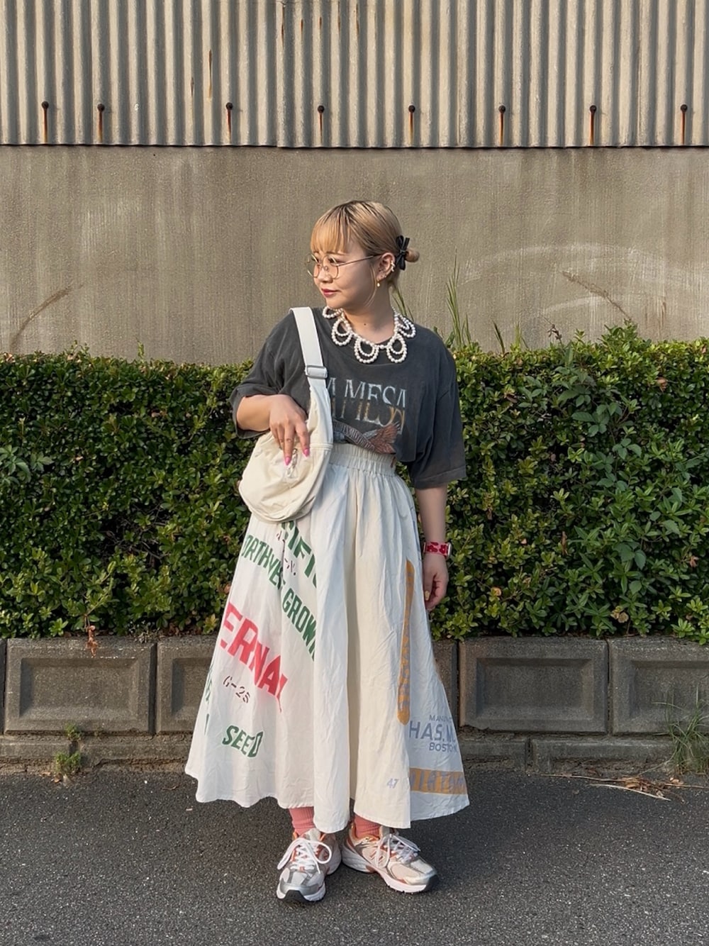 ホワイト系のショルダーバッグ、その他のその他を着用したレディースの秋コーディネートの1枚目の写真